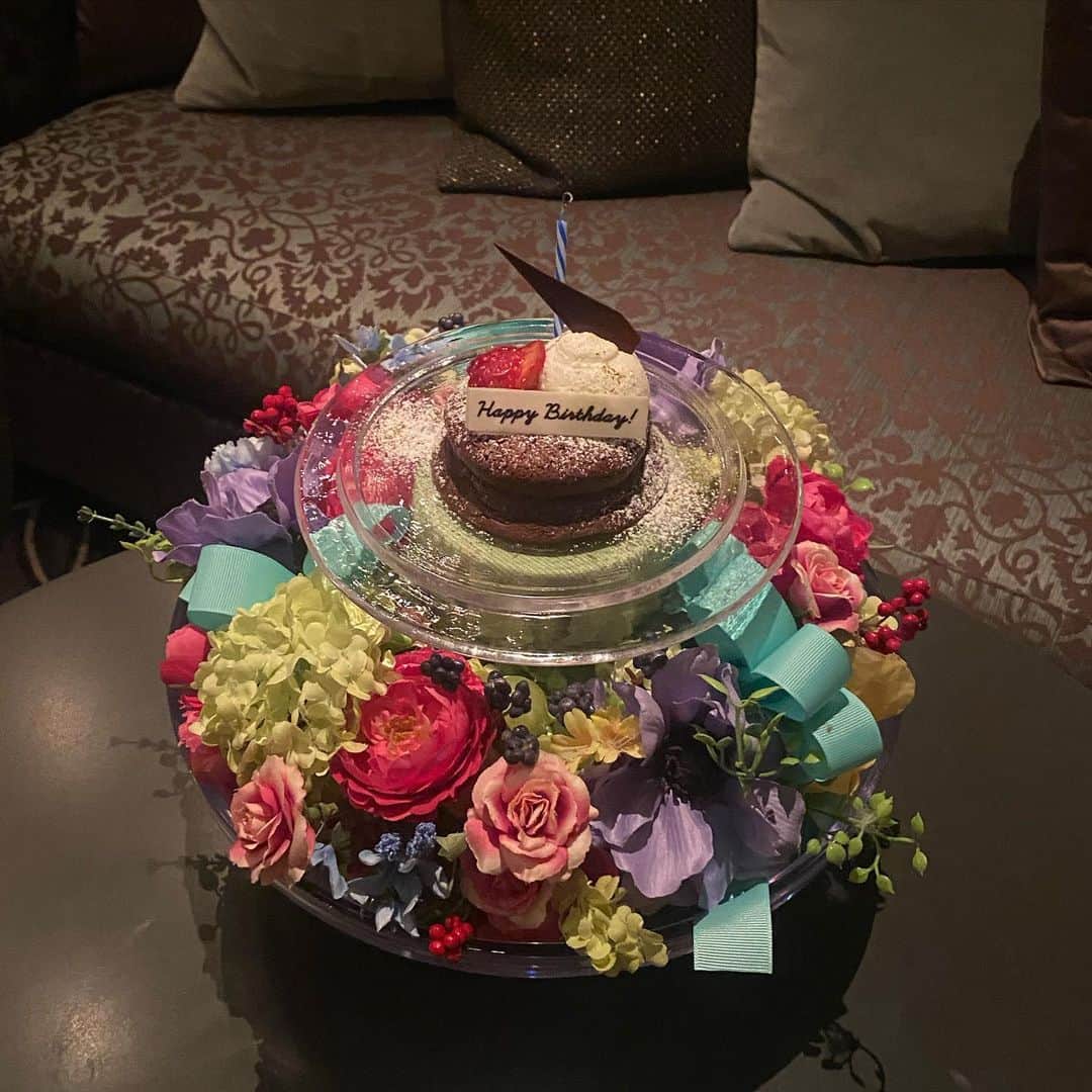 MI-MIさんのインスタグラム写真 - (MI-MIInstagram)「念願のラリアンスへ...🥂\♡︎/  プレートかわいすぎた🎂💐  #lalliance #ラリアンス #神楽坂フレンチ #神楽坂フレンチレストランラリアンス #ラリアンス神楽坂 #神楽坂ディナー #バースデープレート #バースデーケーキ #バースデーサプライズ #birthdaycake #birthdayplate」11月11日 18時03分 - mii__mi.chan