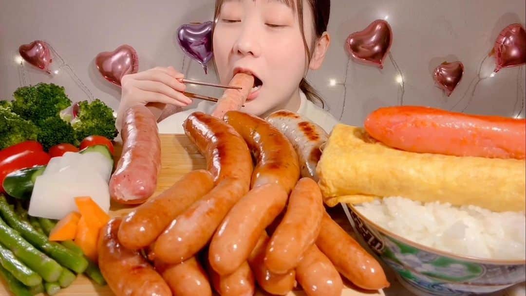 MIYUのインスタグラム：「フランクフルトと明太卵焼きご飯🍚Sausage and Mentaiko Tamagoyaki Rice🍚 #asmr #asmreating #eating #mukbang」