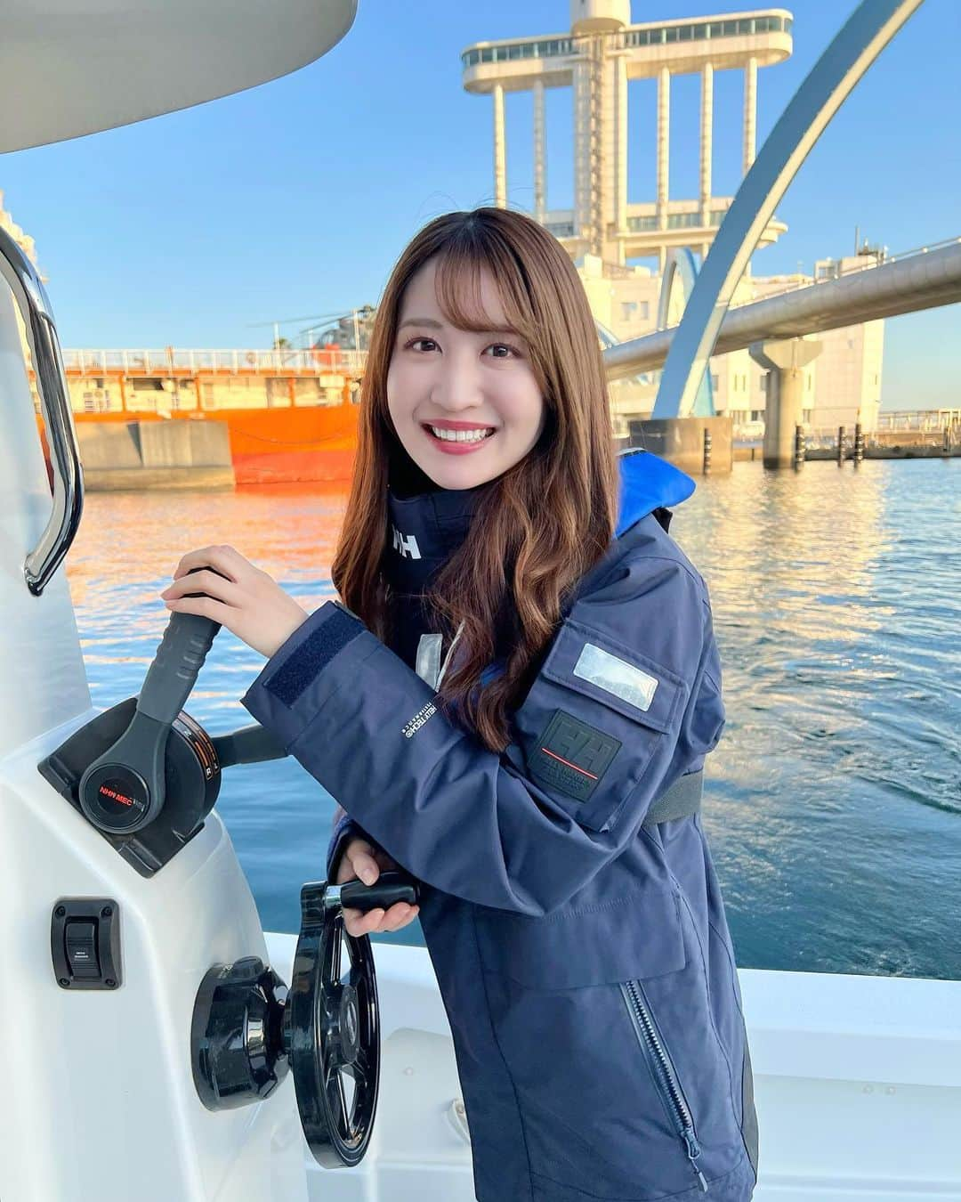 沢井里奈さんのインスタグラム写真 - (沢井里奈Instagram)「⠀ ⠀ 以前、名古屋港に行った時の🛥✨  そんな名古屋港ガーデンふ頭で 今日｢大規模津波防災総合訓練｣が行われました！！  この訓練は、｢世界津波の日｣及び ｢津波防災の日｣に関する取組の一環として、 関係機関が連携し、地震による大規模津波の 被害軽減を目指すとともに、津波に対する 知識の普及・啓発を図るための訓練です。  飛島マリンさんも参加されました！！ 災害による陸路が寸断された際に プレジャーボートで支援物資を運搬する 役目を担うそうです。  私は昨日のリハーサルに伺い 中部地方整備局の方に インタビューさせて頂きました🎤🫧  何も起きない事が一番ですが、 いざという時に備えて 日頃から意識を高めることが 大切だなと改めて感じました。  この模様はまた後日、 CBCラジオ｢飛島マリン presents 原田聡と沢井里奈のVAST OCEAN｣でも お話します！！ ⠀ ※4枚目以降の画像は、 飛島マリンさんの写真を拝借しました。 ⠀ @tobishimamarine #飛島マリン #CBCラジオ #二級小型船舶操縦士 #特殊小型船舶操縦士」11月11日 18時05分 - sawairina