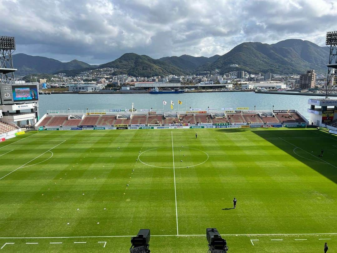 井口謙のインスタグラム：「． 北九州6-1岩手⚽️ 実況6試合目にして初めてホームチームの勝ち試合をしゃべりましたが、スコアだけ見ると大味な試合になりました🤔  ただそれぞれ前の目標を見据えた時に、引き分けすらも許されない、勝ち点3が必須という試合。  大事な試合、だからこそのピリピリ感。存分に味わいながら実況できる時間は楽しかったです🎤  北九州の15番、山梨学院大学出身の若谷拓海選手の先制ゴールは、記念すべきJ初ゴール！！ その瞬間に立ち会えたのも嬉しかったですね〜〜  サッカーはまだまだ勉強中ですが、あのスタジアムの大合唱、雰囲気は本当にエキサイティングで、、 「ゴール裏で見たいな〜」と思いながら喋ってます。笑  いい試合でした！！ ホーム最終戦、福島戦までに！ 実況も少しでも上達できるよう頑張ります。  #giravanz#ギラヴァンツ北九州#ギラヴァンツ #ミクニワールドスタジアム北九州」