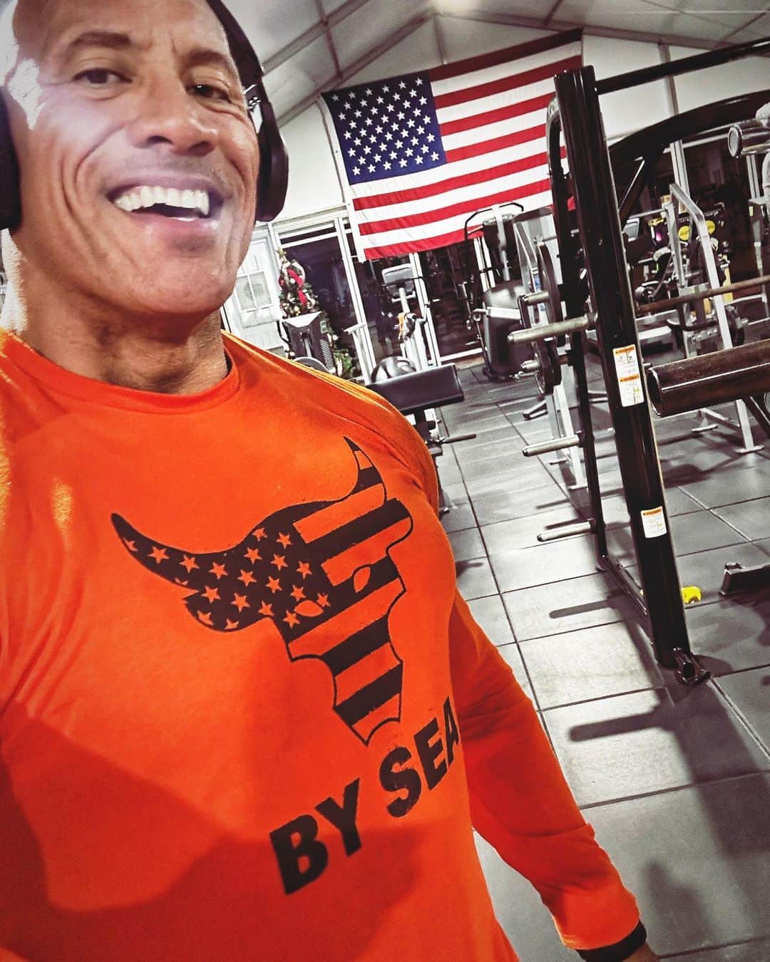 ドウェイン・ジョンソンのインスタグラム：「Some midnight action - Veteran’s Day 🇺🇸  Boundless thank you to all our U.S. veterans and their families for their service & sacrifices on behalf of our great country 🙏🏾  By SEA 🐸 💜 ⭐️ 🇺🇸」