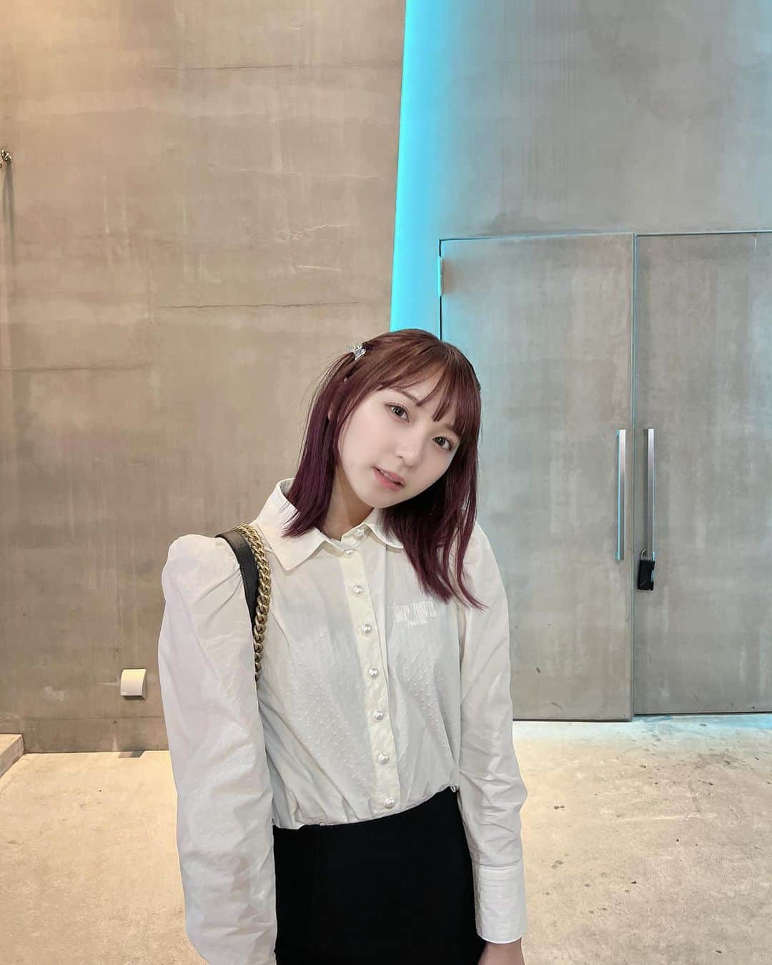 塩川莉世のインスタグラム：「お友達にとってもらった写真🖤 . . . . #エピヌ #epine #フレンチガーリー #フレンチガーリーネイル #フレンチガーリーコーデ #chanel #chanelbag #chanelbeauty」