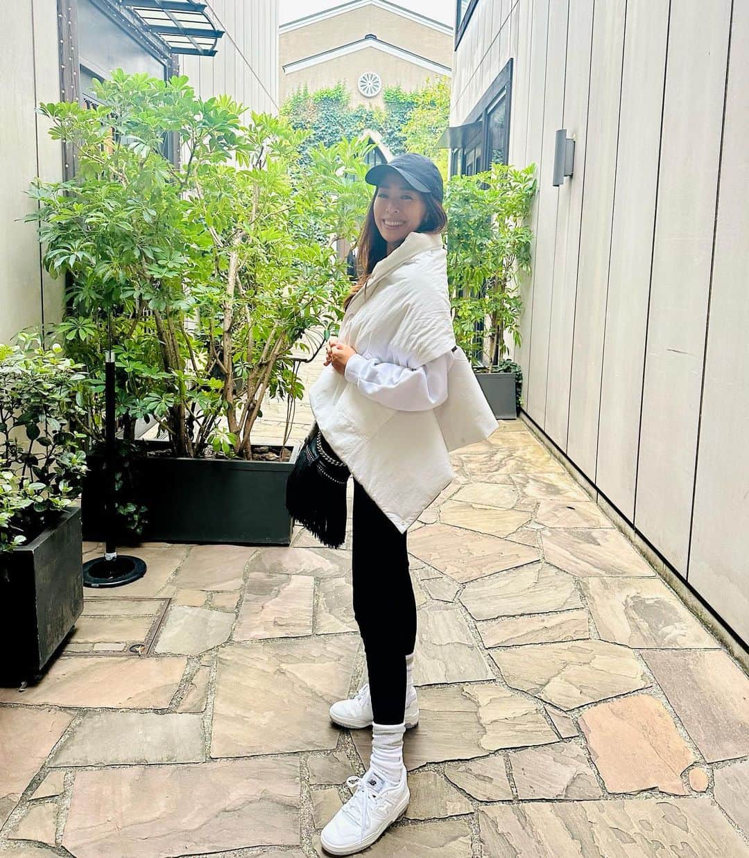 野沢和香のインスタグラム：「急に寒くなって🥶いつものレギンススタイルに鈴木さん @rikuka.62 のブランド　@the9shop_211 の布団😆が大活躍🤍 ストールとしても、腕を通してケープにもなるし、スナップを好きな所に止められて手が離れるのがとっても便利♪ ヨガの最後のシャバーサナにはリアル布団にもなるっ😆(最後の写真参照🤣)なんて素晴らしい商品なんだ！  コーディネートは　@werthy.official スウェットのホワイトにLove&ピースレギンスに　@the9shop_211 のwrap me!」