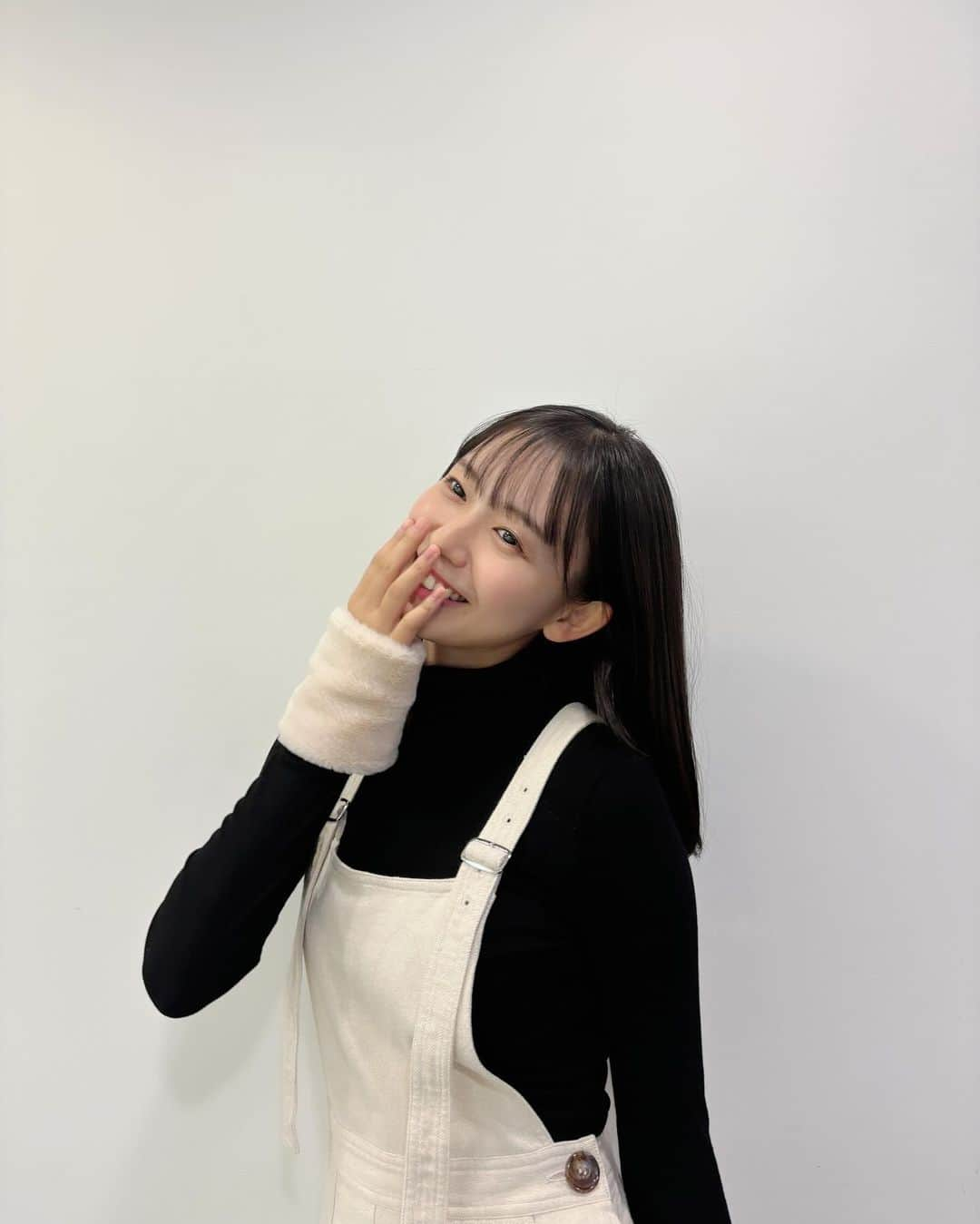 志田音々のインスタグラム：「もこもこのファーがかわちぃ♡ 昨日のAbemaTV『クロちゃんとクルーちゃん』 出演時に着ていったお洋服🫧  かわいいお洋服ってテンションあがる♪  明日はカレンダーイベントですね♡ 皆さまに会えるの楽しみ‼︎🥰るんるん」