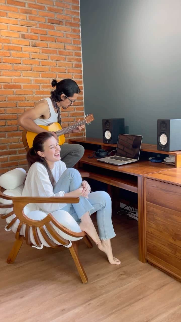 Kimberly Ryderのインスタグラム：「We fitted out @edward_akbar’s office/studio with @lagomhomestore furniture tooo 🥹❤️」