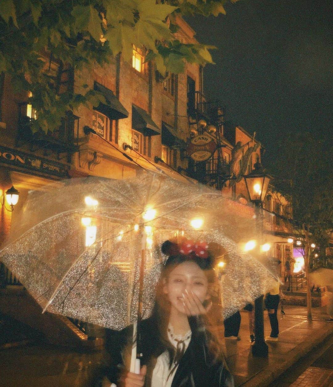 栗原紗英さんのインスタグラム写真 - (栗原紗英Instagram)「. ちょっと前にDisneyへ🖤 どちらも夕方からのパスを購入して 2日にわけてシーもランドも行ったよ！ この日はあいにくの雨でしたが それも思い出🪿🎞️」11月11日 18時15分 - hkt48_saekurihara