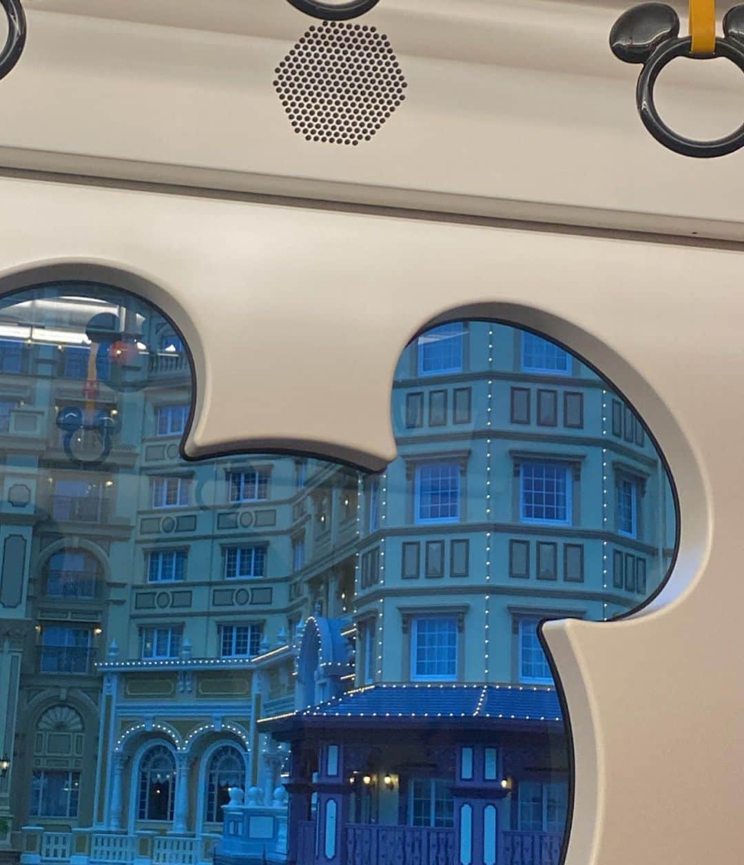 栗原紗英さんのインスタグラム写真 - (栗原紗英Instagram)「. ちょっと前にDisneyへ🖤 どちらも夕方からのパスを購入して 2日にわけてシーもランドも行ったよ！ この日はあいにくの雨でしたが それも思い出🪿🎞️」11月11日 18時15分 - hkt48_saekurihara