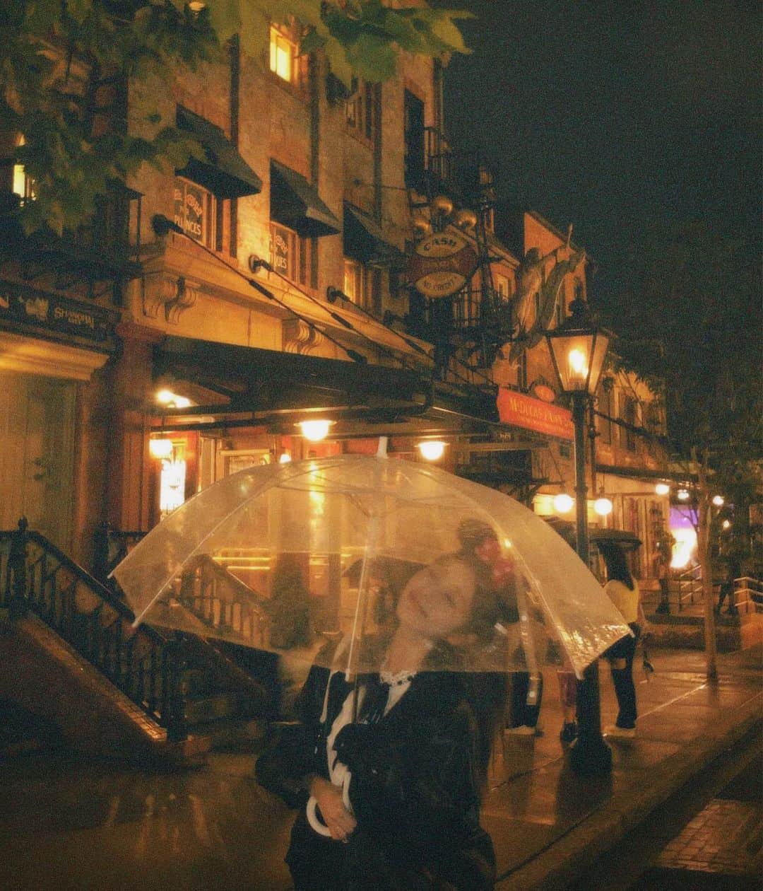 栗原紗英のインスタグラム：「. ちょっと前にDisneyへ🖤 どちらも夕方からのパスを購入して 2日にわけてシーもランドも行ったよ！ この日はあいにくの雨でしたが それも思い出🪿🎞️」