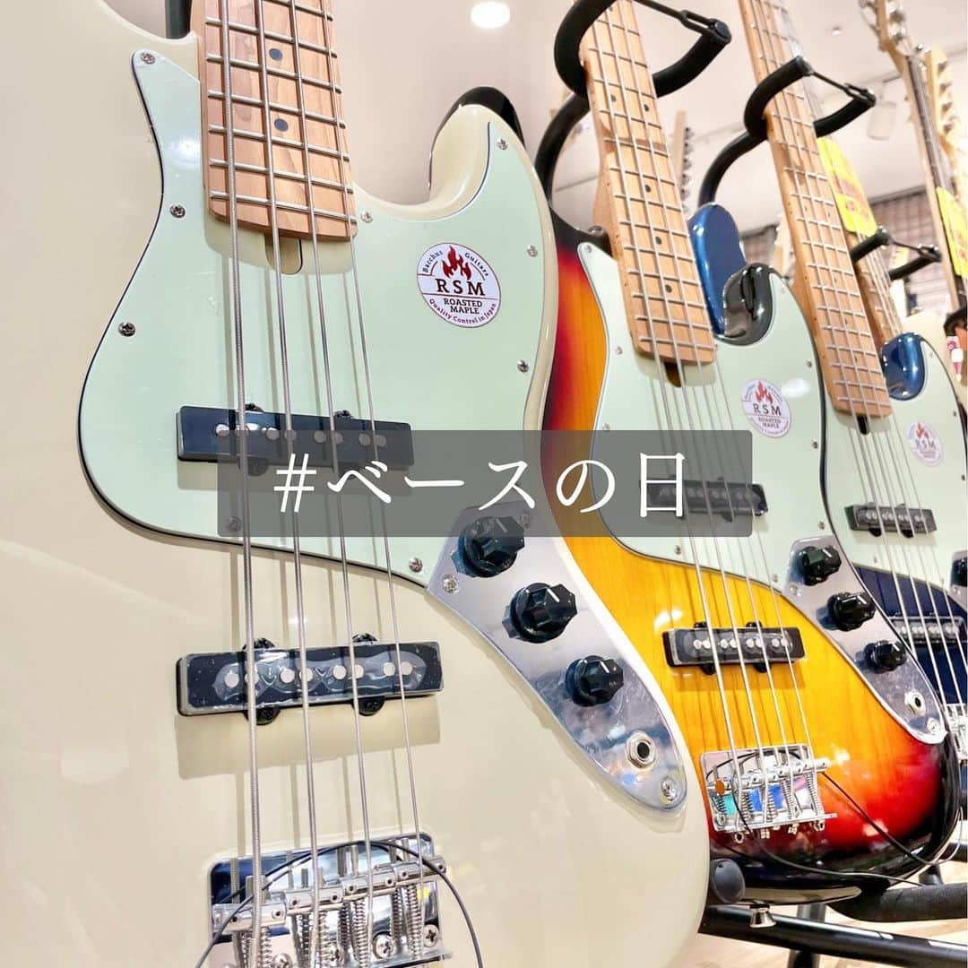 山野楽器のインスタグラム：「. 本日、11月11日は『ベースの日』♪ 皆さん、ご存じでしたか？🤔   ベースという楽器の素晴らしさを 広めることを目的に制定されたそうです！   日付をじーっと見つめると… 4本の弦が並んだベースに見えてくる…！😂   ベースが刻むリズムや重厚感のある響きを体感し、 熱く盛り上がる時間を過ごしてみてくださいね♪   #今日は何の日 #ベースの日 #11月11日 #音楽のある生活 #山野楽器 #yamano_music」