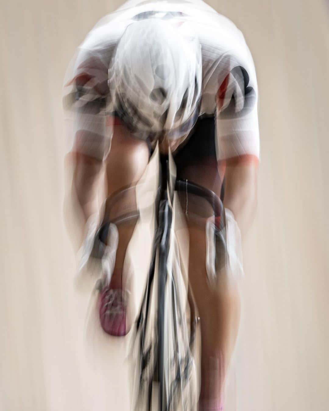 太田りゆのインスタグラム：「・  トレーニング中の私🐆🐆🌹  躍動感がすごい写真 📸@kabosu_dai0131  #teambridgestonecycling #chaseyourdream #trackcycling #trackcyclist #cycling #cyclist #cyclingphotos #sprint #sport #athlete #japan  #自転車 #自転車競技 #サイクリング #スポーツ」