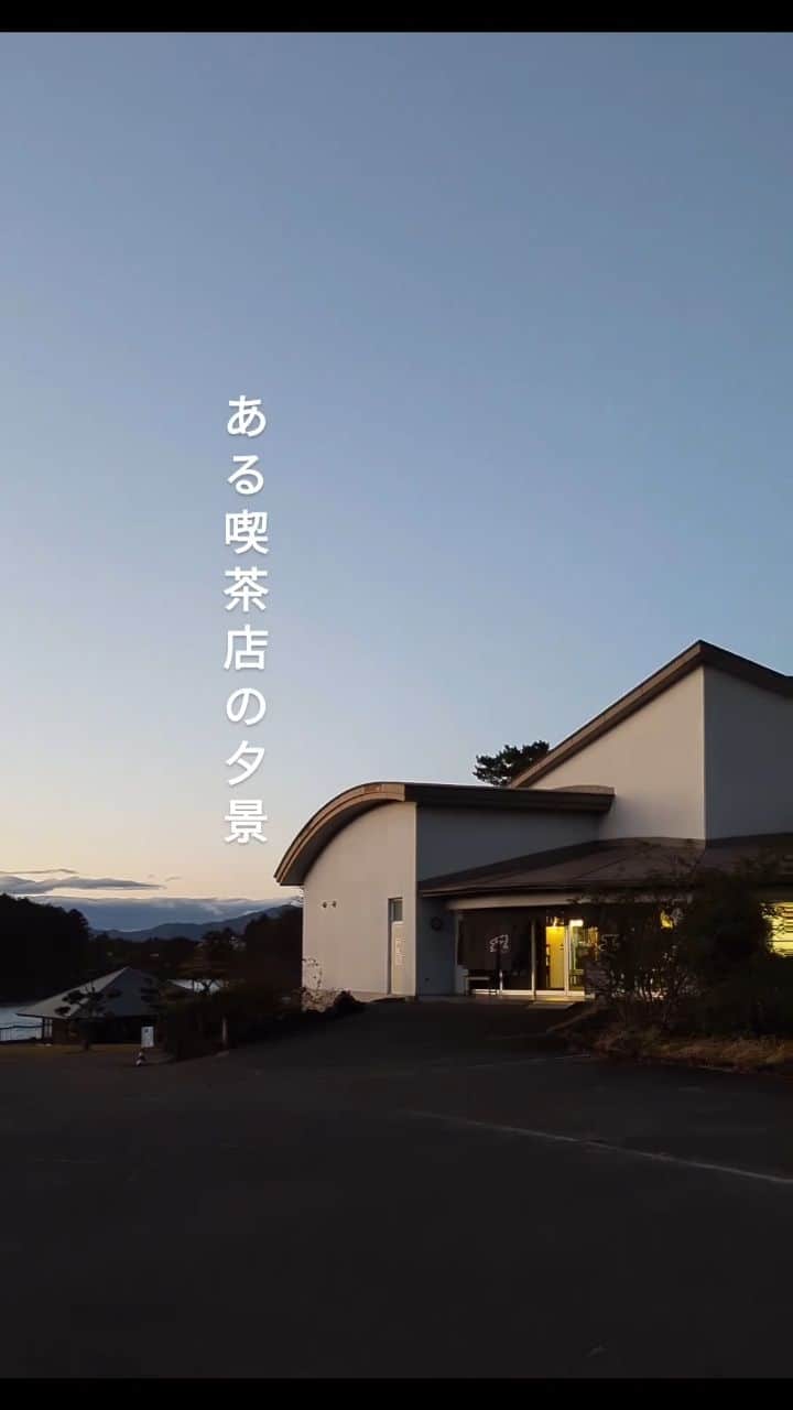ヒラハルのインスタグラム：「わざわざの姉妹店 問touのある芸術むら公園は風が強く肌寒い一日でした。  今週も問touは月曜日まで営業していますので是非温かいコーヒーやホットドリンクを飲みにご来店下さい。  本日もありがとうございました。  #パンと日用品の店わざわざ #問tou #わざマート #よき生活研究所 #長野喫茶店」