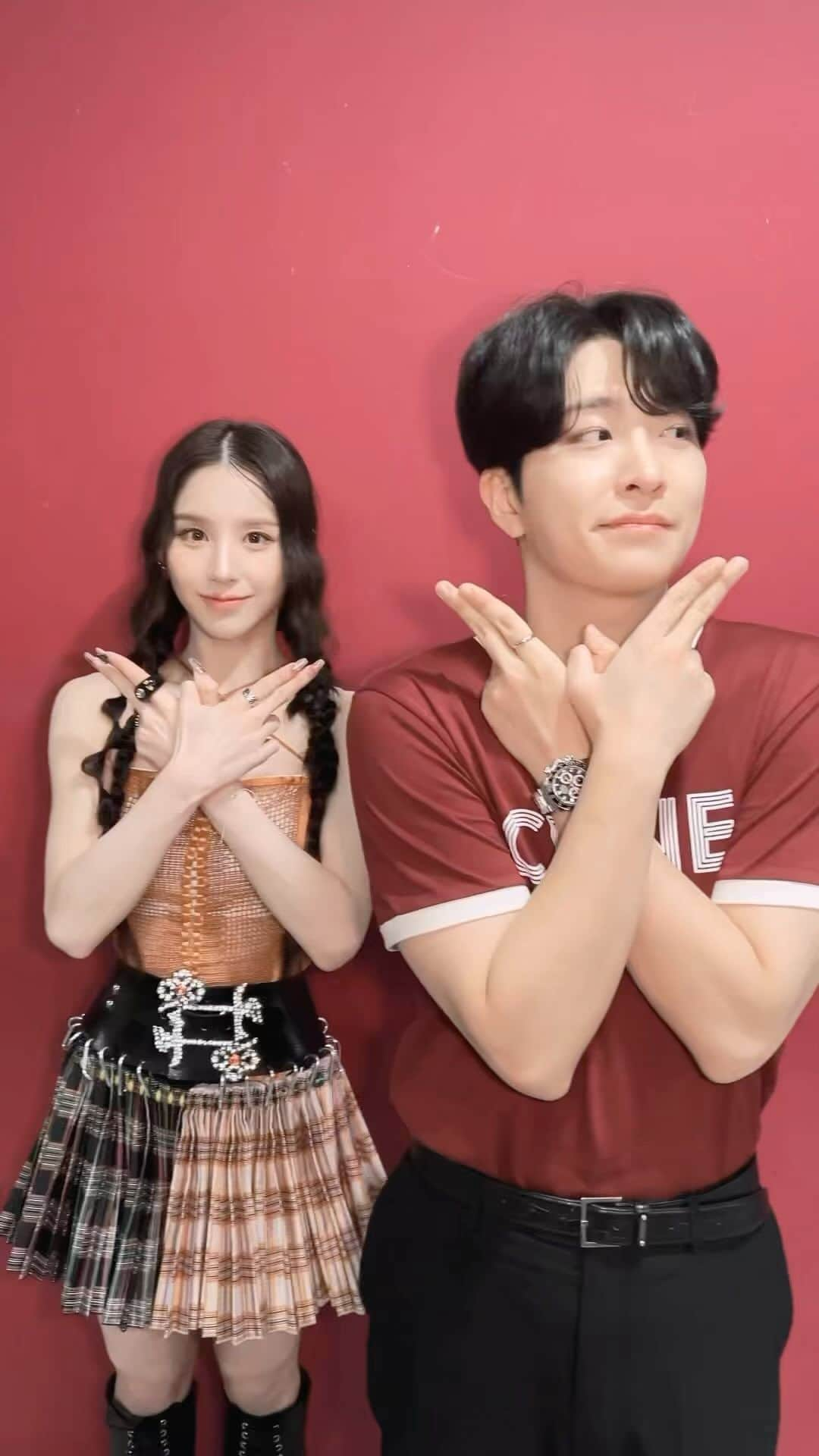 ヨンジェのインスタグラム：「#영재와_DoItChallenge 💪 with #아르테미스 #희진  #영재 #YOUNGJAE #DoIt #영재_DoIt  #희진 #HEEJIN #아르테미스 #ARTMS @official_artms」