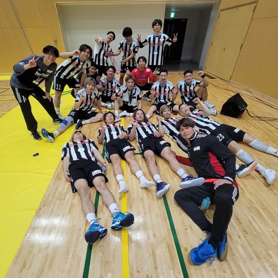 成田幸平のインスタグラム：「＊＊＊  33-29で大同特殊鋼に勝ちました✨  苦しい展開でしたがなんとか 勝つことができました✌️  これから負けられない戦いが続くので 良い準備したいと思います👍  熱い応援ありがとうございました🙇🏻‍♂️  #トヨタ紡織九州レッドトルネードSAGA #HANDBALL #ハンドボール #JHL #日本ハンドボールリーグ #BEUERFEIND #MIZUNO」