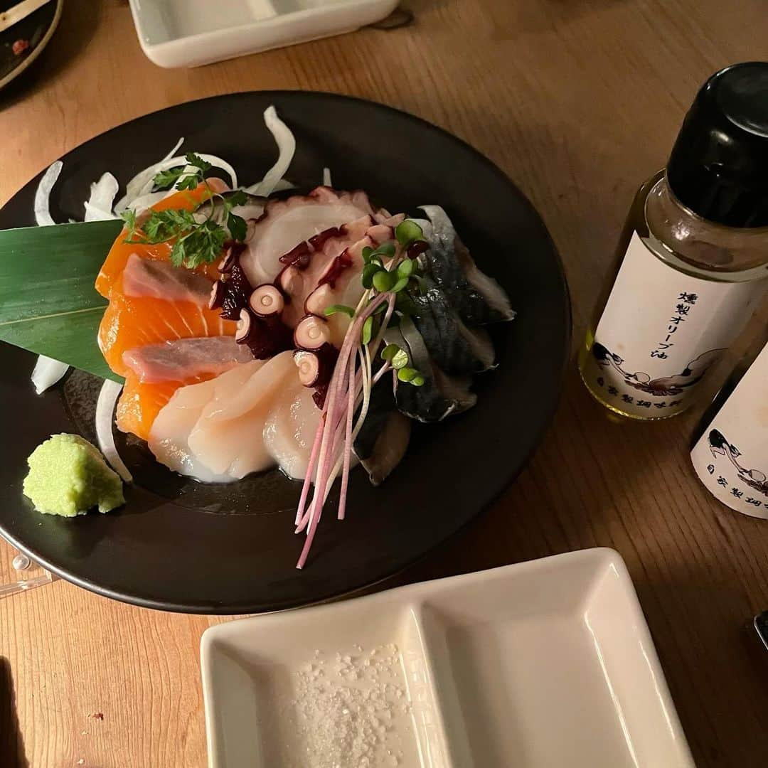 山﨑愛麻のインスタグラム：「⠀ 雰囲気もお料理も とても素敵だったお店！🩵  燻製料理屋さんなのですが どれも感動的な美味しさでした🥹  ドリンクもせっかくなので燻製のジュースを頂きました😽✨  お店の雰囲気がとてもよく 女子会やデートでの利用も良さそうです！◎  燻製料理、開拓していきたいですね🥹  ⠀  ⠀  ⠀ #PR ##燻製DiningOJIJI #大門 #大門ディナー #東京グルメ #東京ディナー」