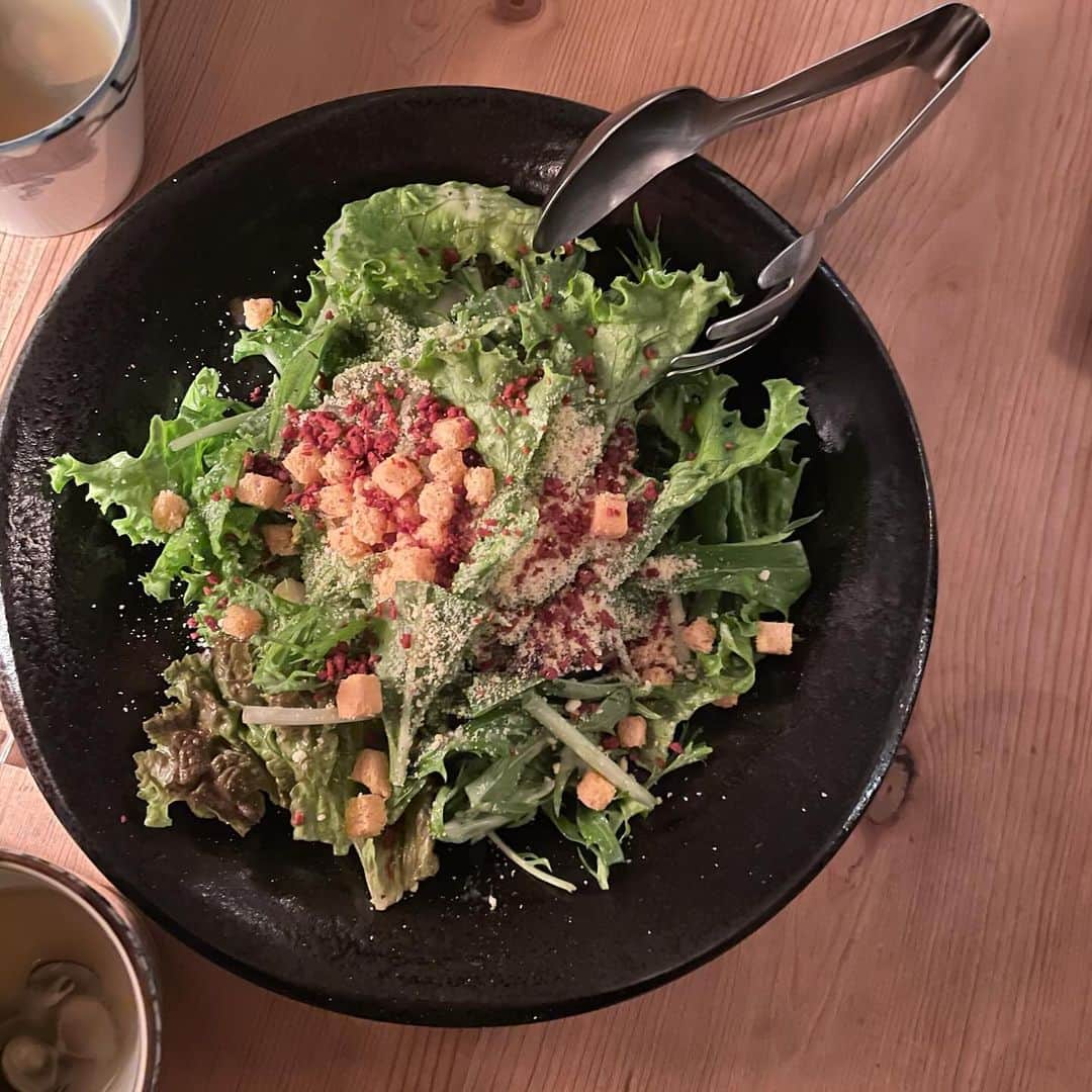 山﨑愛麻さんのインスタグラム写真 - (山﨑愛麻Instagram)「⠀ 雰囲気もお料理も とても素敵だったお店！🩵  燻製料理屋さんなのですが どれも感動的な美味しさでした🥹  ドリンクもせっかくなので燻製のジュースを頂きました😽✨  お店の雰囲気がとてもよく 女子会やデートでの利用も良さそうです！◎  燻製料理、開拓していきたいですね🥹  ⠀  ⠀  ⠀ #PR ##燻製DiningOJIJI #大門 #大門ディナー #東京グルメ #東京ディナー」11月11日 18時27分 - ema_yamazaki