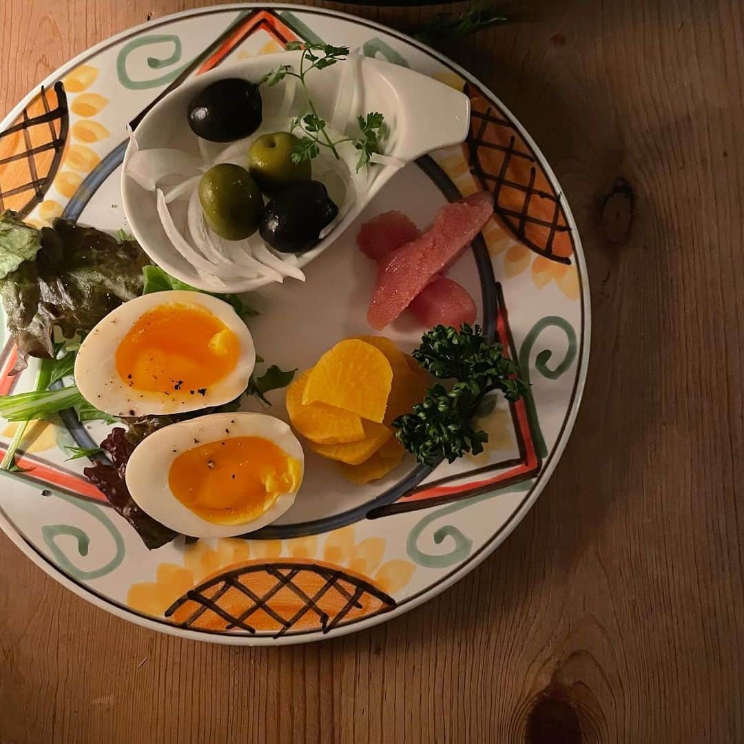 山﨑愛麻さんのインスタグラム写真 - (山﨑愛麻Instagram)「⠀ 雰囲気もお料理も とても素敵だったお店！🩵  燻製料理屋さんなのですが どれも感動的な美味しさでした🥹  ドリンクもせっかくなので燻製のジュースを頂きました😽✨  お店の雰囲気がとてもよく 女子会やデートでの利用も良さそうです！◎  燻製料理、開拓していきたいですね🥹  ⠀  ⠀  ⠀ #PR ##燻製DiningOJIJI #大門 #大門ディナー #東京グルメ #東京ディナー」11月11日 18時27分 - ema_yamazaki