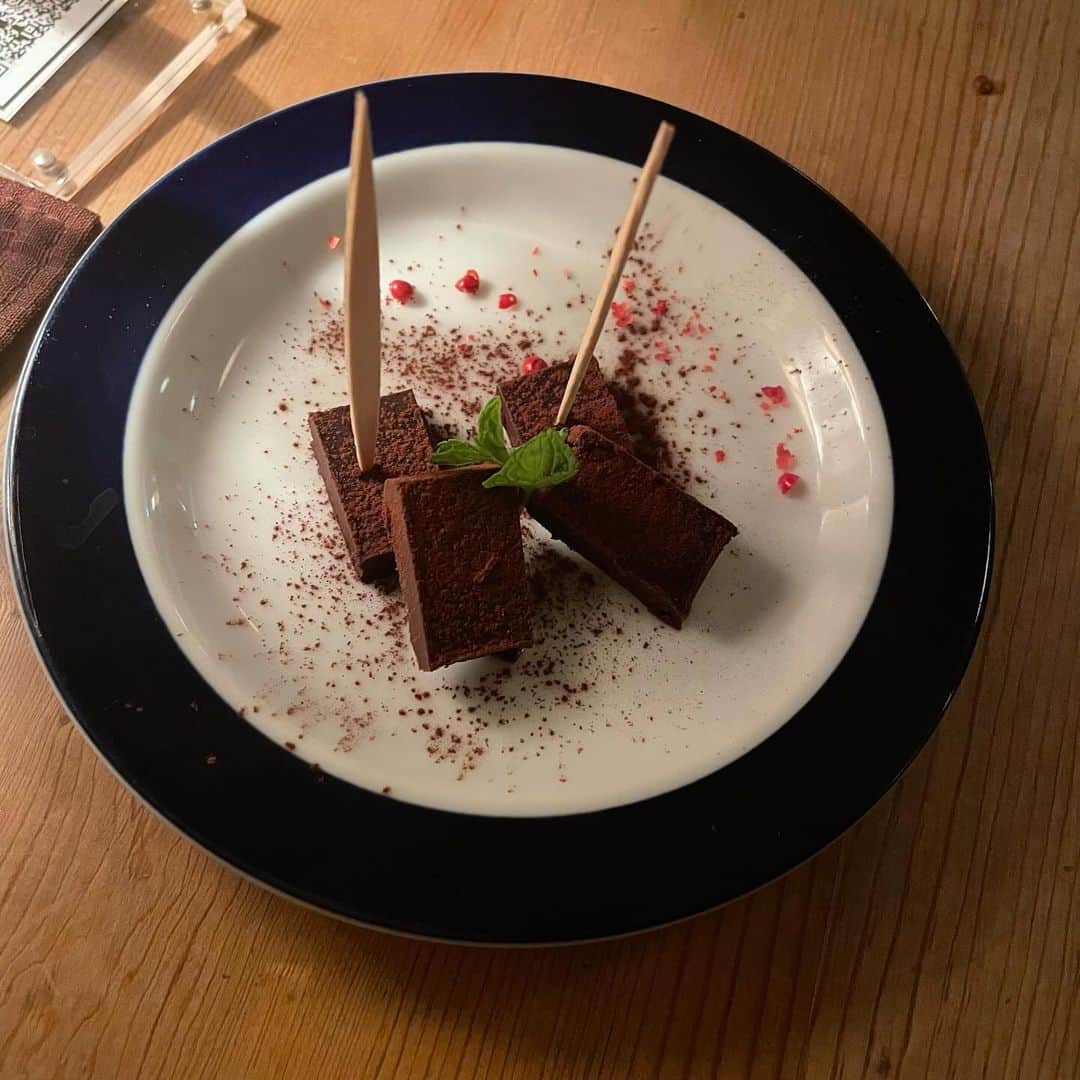 山﨑愛麻さんのインスタグラム写真 - (山﨑愛麻Instagram)「⠀ 雰囲気もお料理も とても素敵だったお店！🩵  燻製料理屋さんなのですが どれも感動的な美味しさでした🥹  ドリンクもせっかくなので燻製のジュースを頂きました😽✨  お店の雰囲気がとてもよく 女子会やデートでの利用も良さそうです！◎  燻製料理、開拓していきたいですね🥹  ⠀  ⠀  ⠀ #PR ##燻製DiningOJIJI #大門 #大門ディナー #東京グルメ #東京ディナー」11月11日 18時27分 - ema_yamazaki