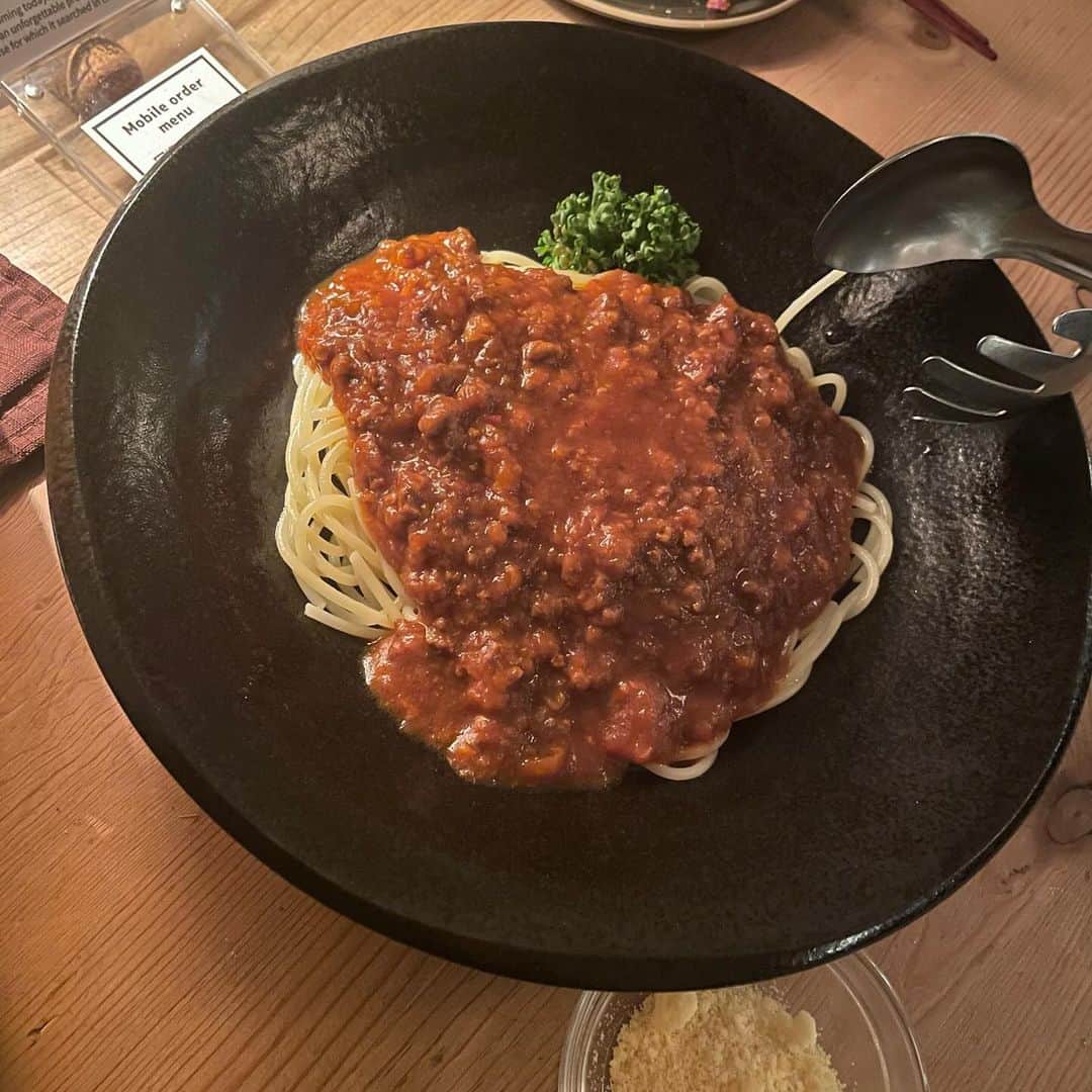 山﨑愛麻さんのインスタグラム写真 - (山﨑愛麻Instagram)「⠀ 雰囲気もお料理も とても素敵だったお店！🩵  燻製料理屋さんなのですが どれも感動的な美味しさでした🥹  ドリンクもせっかくなので燻製のジュースを頂きました😽✨  お店の雰囲気がとてもよく 女子会やデートでの利用も良さそうです！◎  燻製料理、開拓していきたいですね🥹  ⠀  ⠀  ⠀ #PR ##燻製DiningOJIJI #大門 #大門ディナー #東京グルメ #東京ディナー」11月11日 18時27分 - ema_yamazaki