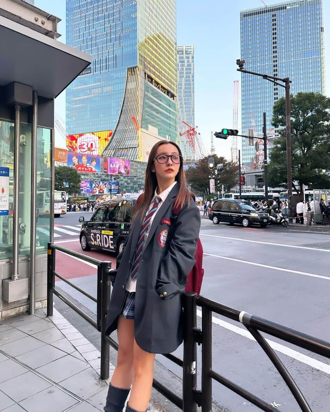 板野友美のインスタグラム：「SHIBUYA🕶️  何枚目？  @gentlemonster  #gentlemonster #GentleHighSchool #gentlemonsteroptical #pr」