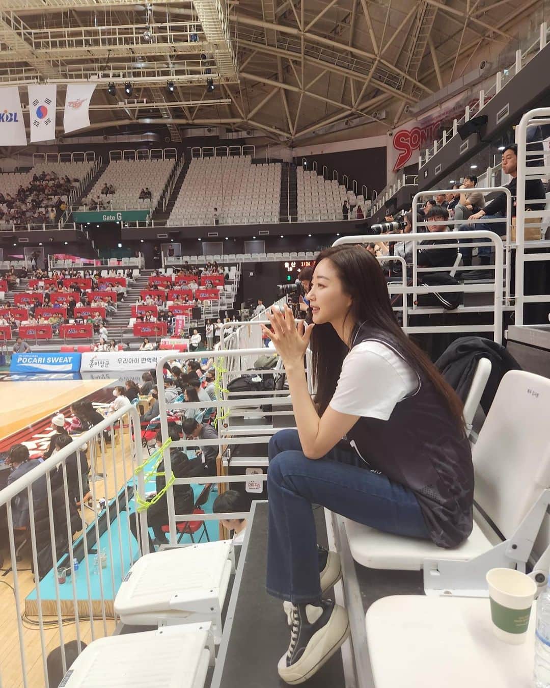 キム・サランのインスタグラム：「😍#농구직관🏀 #농구시투#조스진#joe’sjeans#넘넘재밌음👏🏻👍🏻」