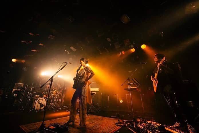 由薫（YU-KA）さんのインスタグラム写真 - (由薫（YU-KA）Instagram)「2nd TOUR “Blue” ありがとうございました！  夢と現実の間、ということをテーマに、1stからさらに自分の楽曲に向き合い、バンドメンバーと息を合わせてのライブでした  言いたいことはキリがないので短くふりかえり！  大阪 1stに引き続き初日で、いつもありのままの私を見せてしまう！笑 開場BGMが眠すぎて爆笑したり、カポを何回も間違えたり、マイクに顔をぶつけたり、それでもみなさんがじっと聴いてくれるので誠心誠意歌えました  名古屋 毎回いい歌が歌える気がする、なんでだろう、みなさんが親戚かな？というくらいあたたかい MCでも言ったけど私にとって帰る場所になってきた！BIGになるんだ、と決意として口から出た  東京 ステージに立った時の景色でちょっと震えた、リハの時空っぽだったフロアが、私のライブに来てくれたみんなでうまっていた 歌っていて、自分の曲が一本の線で繋がるのを感じた なんとNOTDもきてくれた　　“ありがとう”！！  このツアーを通して、改めて私が音楽が大大好きだということ、みなさんが観に来てくれることのすごさ、みんなで奏でる楽しさ、そしてもっともっとという気持ちをいただきました これからもっとずっと音楽をしていきます、またライブで会いましょう、音楽でつながりましょう💙 Brighter より輝く Thank you so so much!!!  イケメンズ Band master & guitar @kokei_takafumi  Bass @weaver_bass  Drums @satoshi.kato.524  Manipulator @yanagi_mixer   #由薫blue  @seitaro__tanaka」11月11日 18時22分 - yukayu_ka79