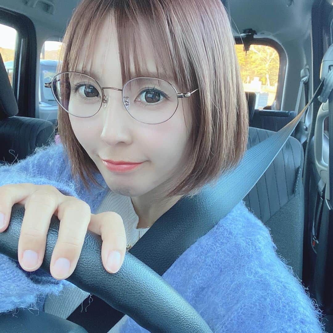井上直美のインスタグラム：「乗ってく？  って運転下手くそ過ぎますが。笑 でも、秋になるとふらっとドライブしたくなりますね。  東京中央美容外科渋谷東口院さん（ @tcb.shibuyahigashi ）でTCB式小顔美肌再生を受けて1ヶ月が経ちました。 見て！この違い。以前は笑うとたるみ線が入っていたのですが今はスッキリしてフェイスラインが引き締まりました♪ 先生、本当にありがとうございました。  #東京中央美容外科 #東京 #渋谷 #糸リフト #小顔整形  #TCB式小顔美肌再生」