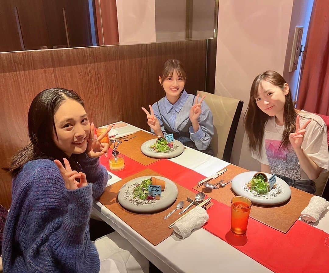 水谷果穂のインスタグラム：「ご飯行った時の🍽 いつ会っても話が尽きません🫶🏻 今夜9時からは、ニッポン放送 「KEN RADIO」で 3人でトークしています☺︎ いつもの雰囲気そのままに、楽しかったです。 ぜひー！」