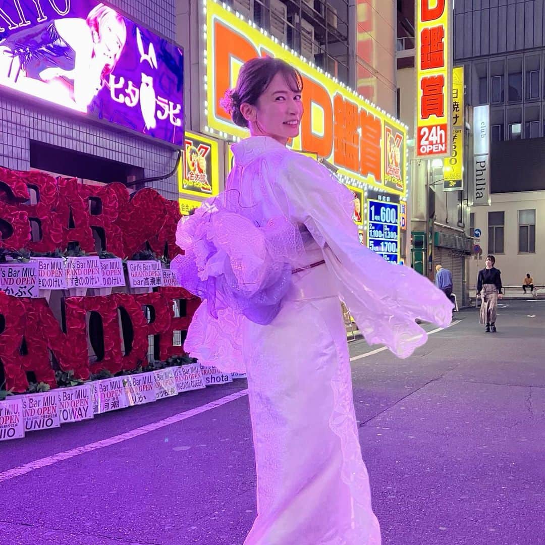 宇内梨沙さんのインスタグラム写真 - (宇内梨沙Instagram)「明日の #アッコにおまかせ  おまかせコレキテル！では 新宿歌舞伎に誕生した 新たなホットスポット 「ハナミチ東京歌舞伎町」をご紹介します✨  大衆演劇をみたり BBQをしたり…  さらに歌舞伎町を着物で歩けるなんて…  ネオンな雰囲気の中を着物で歩くのは 非現実的で愉快な気持ちになれました🥴  ハシヤスメ・アツコさんとロケしてます👓💓」11月11日 18時26分 - risaunai