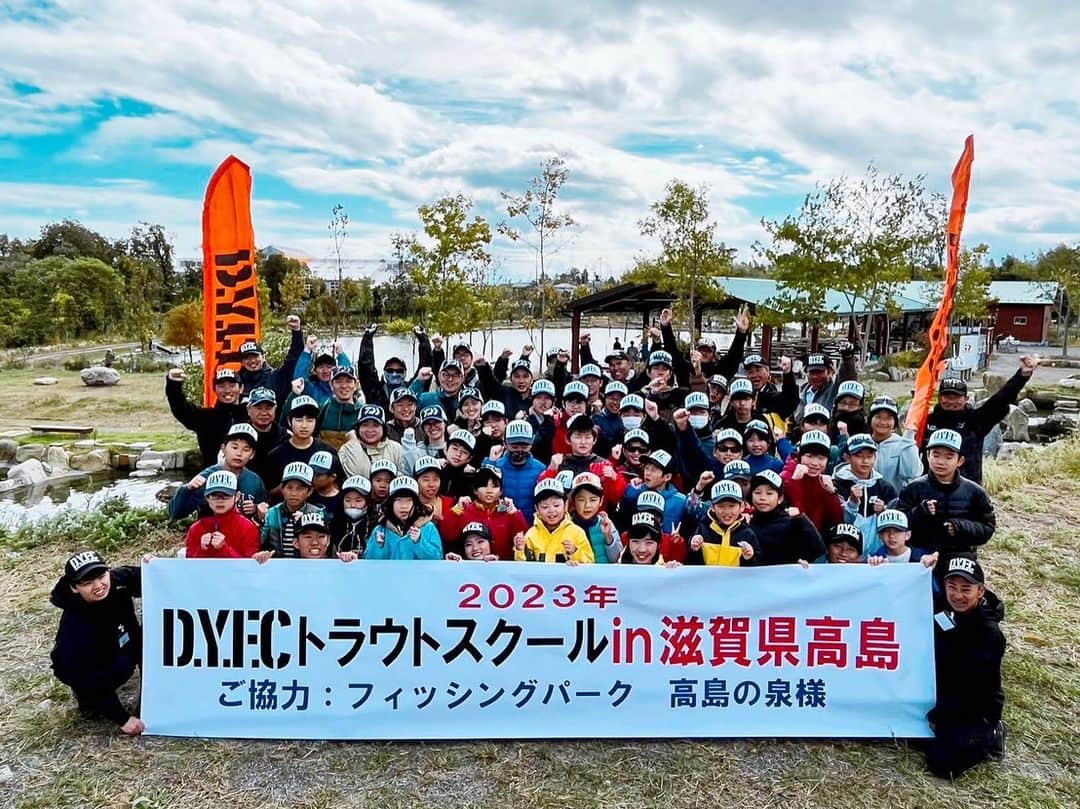 晴山由梨さんのインスタグラム写真 - (晴山由梨Instagram)「DYFCトラウトルアースクールin滋賀県高島  北風ぴゅーぴゅーで少し釣りにくい状況でしたが、 みんなよくがんばりました💮  釣れる魚はコロンコロンに太っている魚体が多く、 全体ではイトウが釣れている子もいて大盛り上がり😊  開催地の「フィッシングパーク高島の泉」は、 大規模なバーベキュー施設やトイレなど、 施設が綺麗&充実していて、とても素敵な釣り場でした✨  参加者の皆さま、スタッフの皆さまお疲れ様でした🌸  #dyfc #フィッシングパーク高島の泉 #管理釣り場」11月11日 18時35分 - hareyama_yuri