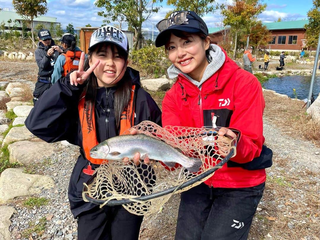 晴山由梨さんのインスタグラム写真 - (晴山由梨Instagram)「DYFCトラウトルアースクールin滋賀県高島  北風ぴゅーぴゅーで少し釣りにくい状況でしたが、 みんなよくがんばりました💮  釣れる魚はコロンコロンに太っている魚体が多く、 全体ではイトウが釣れている子もいて大盛り上がり😊  開催地の「フィッシングパーク高島の泉」は、 大規模なバーベキュー施設やトイレなど、 施設が綺麗&充実していて、とても素敵な釣り場でした✨  参加者の皆さま、スタッフの皆さまお疲れ様でした🌸  #dyfc #フィッシングパーク高島の泉 #管理釣り場」11月11日 18時35分 - hareyama_yuri