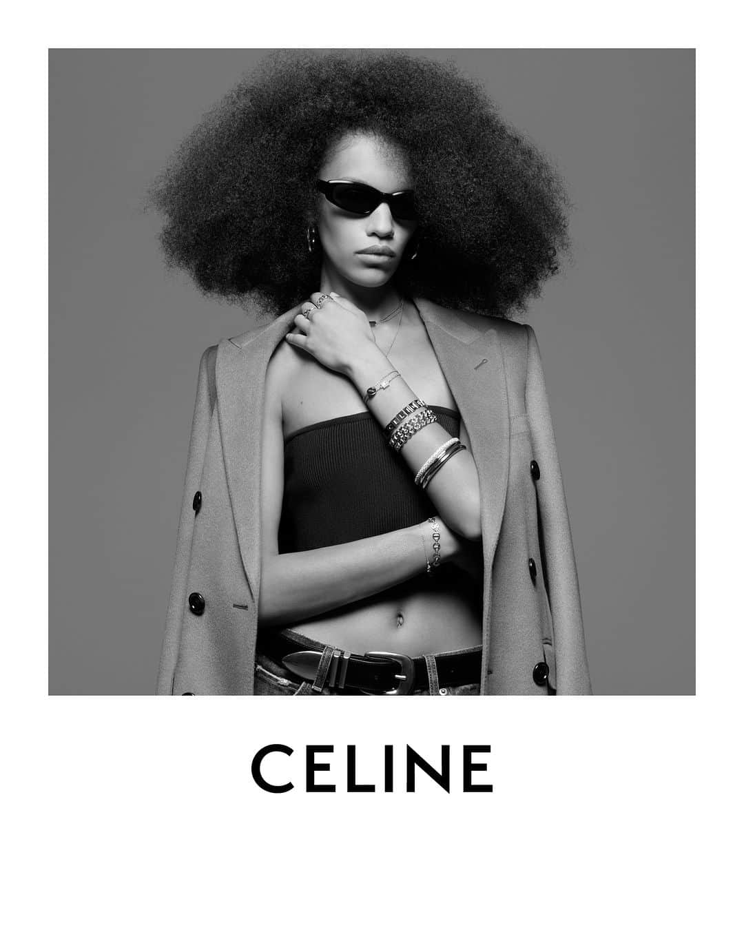 Celineのインスタグラム：「LA COLLECTION DES GRANDS CLASSIQUES 07  CELINE TAILORING​ CELINE CASHMERE COAT  CELINE BOLD RECTANGULAR SUNGLASSES  CELINE JEWELRY  COLLECTION AVAILABLE NOW IN STORES AND ON CELINE.COM  KUKUA @HEDISLIMANE PHOTOGRAPHY AND STYLING PARIS SEPTEMBER 2023  #CELINEBYHEDISLIMANE」