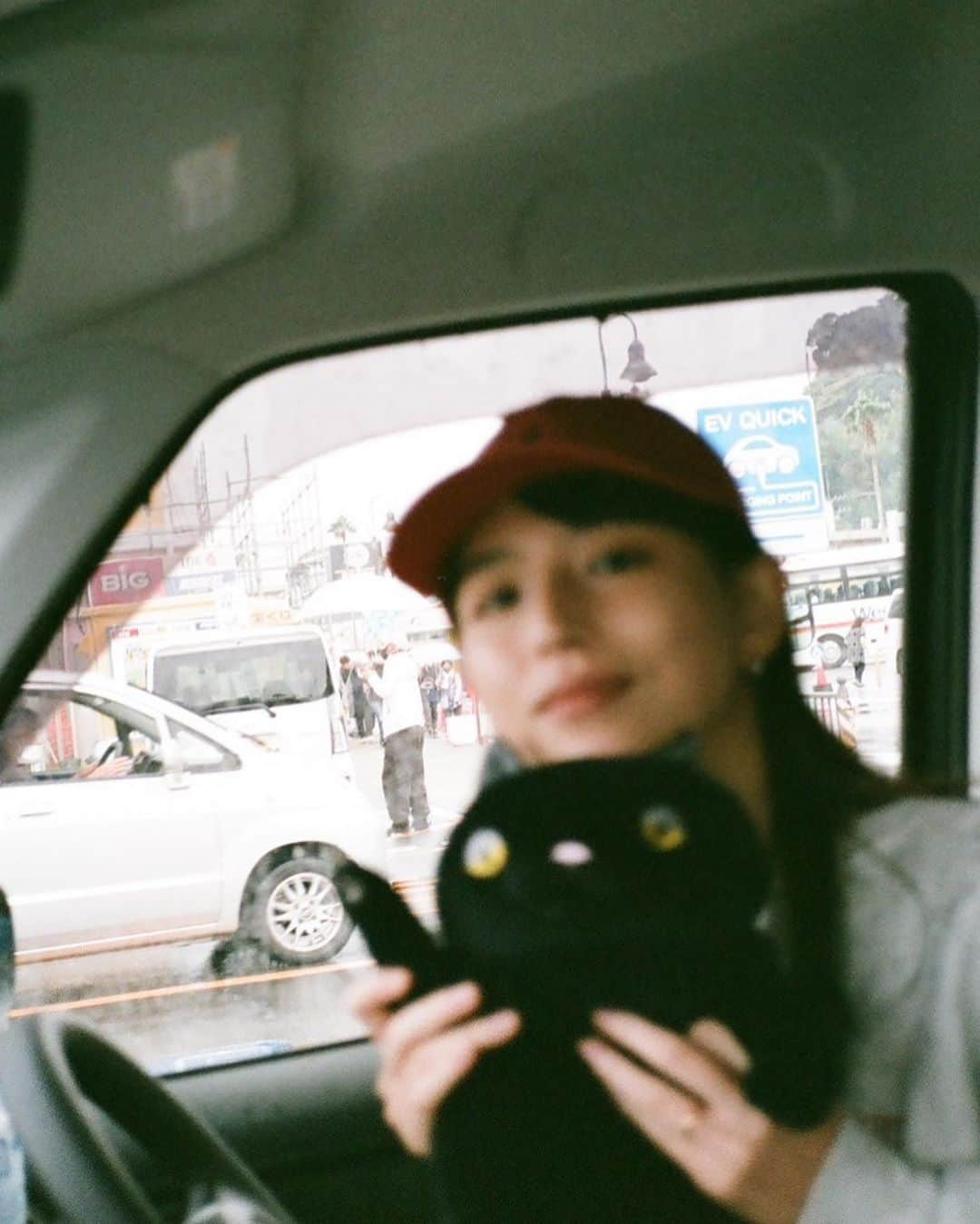 朱里さんのインスタグラム写真 - (朱里Instagram)「車旅！伊豆行って全然関係ない猫のぬいぐるみを買いました🐈‍⬛」11月11日 18時36分 - a_ka_ri_m