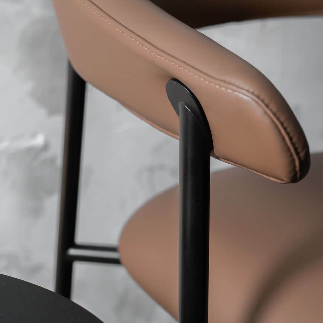 Ligne Rosetさんのインスタグラム写真 - (Ligne RosetInstagram)「New Product ‘23  Bridge Skiaccia Seating by Claudio Dondoli & Marco Pocci.  Your comfort is complete, thanks to the enveloping back support with its curved backrest and comfortable seat.  Discover it on our website > Link in bio  #ligneroset #design #frenchsavoirfaire #madeinfrance」11月11日 18時30分 - ligneroset