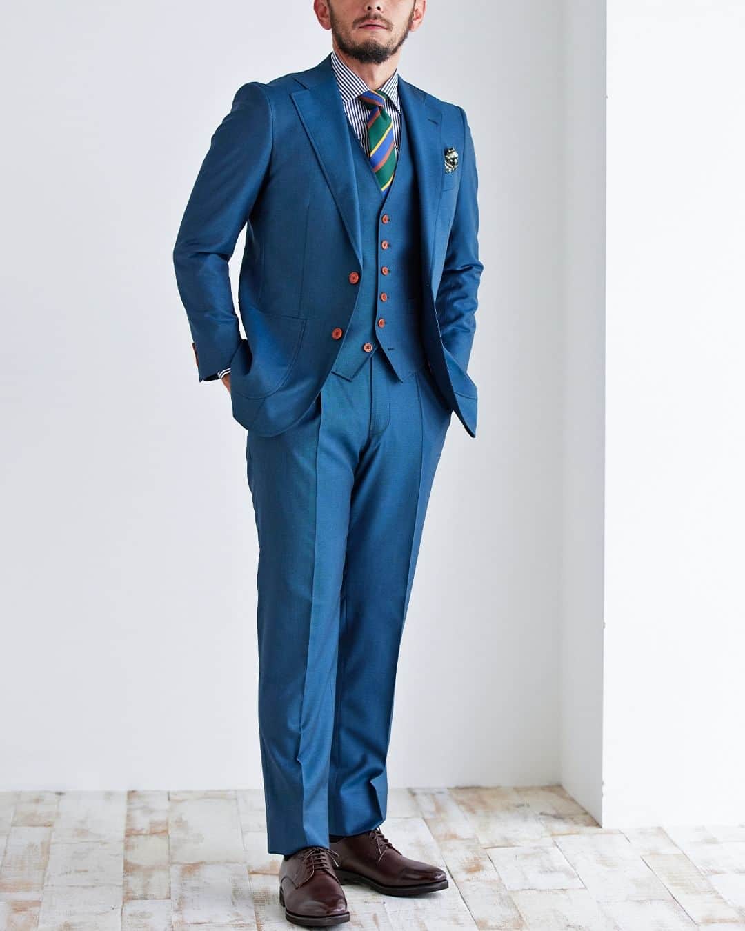 Global Style（グローバルスタイル）さんのインスタグラム写真 - (Global Style（グローバルスタイル）Instagram)「グローバルスタイル2023秋冬新作スーツのご紹介！ 着てみたい！と思ったら✨をコメントしてね！ 青みがかったブルーグリーン×無地の生地で仕立てたオーダースーツ。 アウトポケットと存在感のあるステッチ、オプションで赤いボタンを差し色に使用することでカジュアルな印象に💐 #globalstyle_2023autumnwinter * ～オーダースーツの価格～ ◆ブランド：「#DORMEUIL -#ドーメル 」 ◆通常１着価格：108,000円（税込118,800円）～ ◆2着コンビ価格：68,000円（税込74,800円）～ * 【全店舗で開催】新店オープンフェア第2弾🎊 ★2着52,800円(税込)～（1着あたり26,400円～） 過去最高の最大14,000円相当のポイント贈呈も 12/3までの期間限定◎この機会にぜひご検討ください！ * 【オーダー専門店グローバルスタイルとは？】 ①業界最多の生地バリエーション ②選べるスーツモデルも業界最多10型以上！ ③本格オーダースーツが1着2万円台から！ * 豪華特典付きの期間限定のフェア開催中！ 詳しくは公式サイトにて ⇒ @globalstyle_jp * #globalstyle #グローバルスタイル #ginzaglobalstyle #suit #suitstyle #ordersuit #mensuit #スーツ #オーダースーツ #スーツ男子 #スーツコーデ #スーツスタイル #メンズスーツ  #スーツ好きと繋がりたい #スーツ着こなし #スーツ好き #スーツコーディネート #カジュアルスーツ #ビジネスカジュアル #ビジカジ #ステッチ #ブルーグリーン #レストランコーデ #ドレスコード #ブルーグリーンスーツ」11月11日 18時30分 - globalstyle_jp