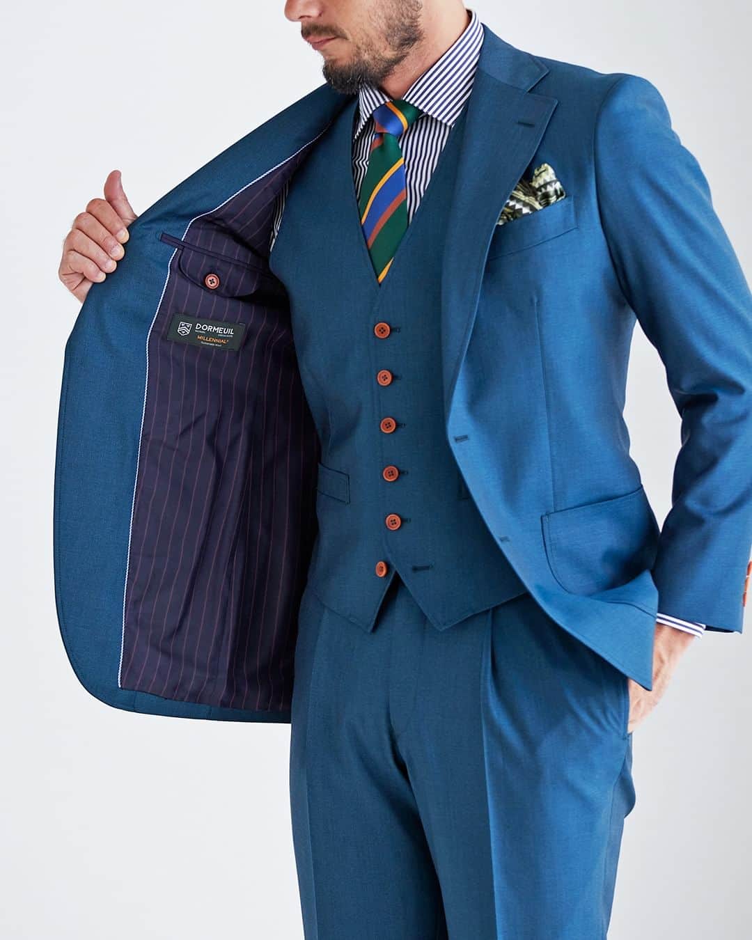 Global Style（グローバルスタイル）さんのインスタグラム写真 - (Global Style（グローバルスタイル）Instagram)「グローバルスタイル2023秋冬新作スーツのご紹介！ 着てみたい！と思ったら✨をコメントしてね！ 青みがかったブルーグリーン×無地の生地で仕立てたオーダースーツ。 アウトポケットと存在感のあるステッチ、オプションで赤いボタンを差し色に使用することでカジュアルな印象に💐 #globalstyle_2023autumnwinter * ～オーダースーツの価格～ ◆ブランド：「#DORMEUIL -#ドーメル 」 ◆通常１着価格：108,000円（税込118,800円）～ ◆2着コンビ価格：68,000円（税込74,800円）～ * 【全店舗で開催】新店オープンフェア第2弾🎊 ★2着52,800円(税込)～（1着あたり26,400円～） 過去最高の最大14,000円相当のポイント贈呈も 12/3までの期間限定◎この機会にぜひご検討ください！ * 【オーダー専門店グローバルスタイルとは？】 ①業界最多の生地バリエーション ②選べるスーツモデルも業界最多10型以上！ ③本格オーダースーツが1着2万円台から！ * 豪華特典付きの期間限定のフェア開催中！ 詳しくは公式サイトにて ⇒ @globalstyle_jp * #globalstyle #グローバルスタイル #ginzaglobalstyle #suit #suitstyle #ordersuit #mensuit #スーツ #オーダースーツ #スーツ男子 #スーツコーデ #スーツスタイル #メンズスーツ  #スーツ好きと繋がりたい #スーツ着こなし #スーツ好き #スーツコーディネート #カジュアルスーツ #ビジネスカジュアル #ビジカジ #ステッチ #ブルーグリーン #レストランコーデ #ドレスコード #ブルーグリーンスーツ」11月11日 18時30分 - globalstyle_jp