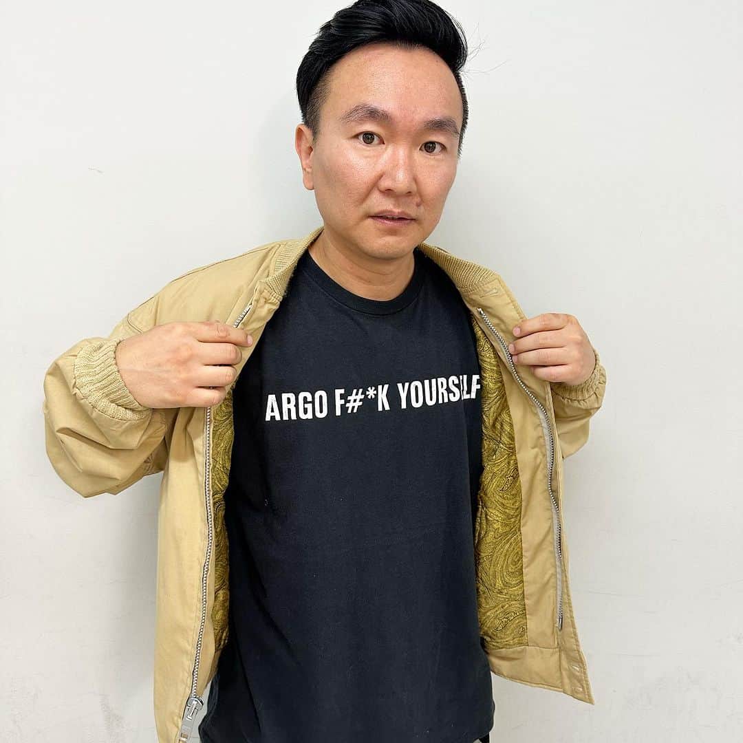 山内健司（かまいたち）さんのインスタグラム写真 - (山内健司（かまいたち）Instagram)「。 今日は仙台のCLIMBの店長が見つけてきてくれた僕の大好きな映画『ARGO』のTシャツ😍  ARGOは恐らくオフィシャルでフォトTシャツ出てないのよねー  ってかブートでも多分ないっぽい  唯一あるのがこのオフィシャルのTシャツ🔥🔥🔥  まじで嬉しいやつです✋  ってかベンアフレックさん、もしこのインスタ見てたら是非是非フォトT出して下さい😂😂😂  今からでも全然買います😆  アウターは本家ダービージャケット😎  ARGOのTシャツは今後も見つかれば買っていこ😆  スニーカーは先日発売なったkith✖️new balance  この色の系統持ってなかったから買いましたけど、いい感じです👍  まじで履きやすい❤️‍🩹  今日めちゃくちゃ寒かったよなー  ほとんど中の仕事やから私はTシャツ頑張って着ました😂  #ヴィンテージTシャツ #argo  #derby  #かまいたち山内」11月11日 18時31分 - sneakerkenji0117