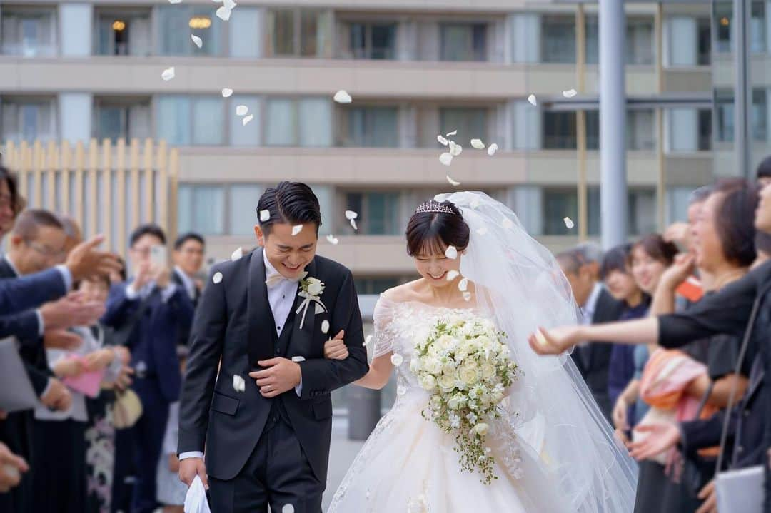 吉田悠希さんのインスタグラム写真 - (吉田悠希Instagram)「♡ 昨日で入籍1周年💍  結婚式準備、妊娠、産休突入…と 初めてのことを一気に経験した1年が 本当にあっという間！  中でも、お腹の赤ちゃんと一緒に 結婚式の日を迎えるなんて 1年前の自分は想像もしていませんでした👶🏻💭  変化に戸惑うことや落ち込むことも沢山ありますが、 お仕事をお休みしていても 変わらず関わってくれる方々がいて、 素敵なコメントやDMを送ってくれる優しい皆さんがいて、 どれだけ支えられているか…  いつも、ありがとうございます✨」11月11日 18時31分 - yuki__yoshida__914