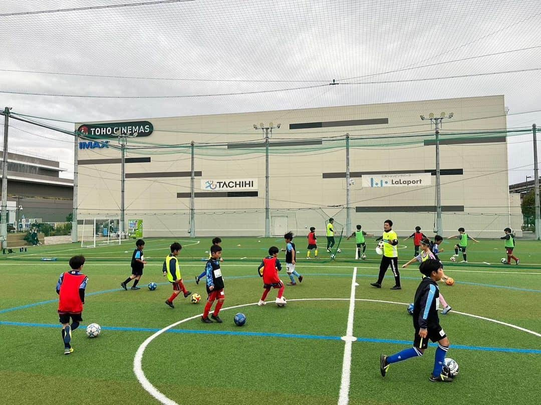 太田吉彰さんのインスタグラム写真 - (太田吉彰Instagram)「『JリーグMYサッカー教室』 明治安田生命サッカー教室  明治安田生命立川支社様主催のサッカー教室に 石川直宏さん・村山祐介さん・石神直哉さん と一緒にJOBコーチとして参加しました。  今日は寒い日でしたが、寒さに負けず子供達が元気に参加してくれて楽しかったです。  明治安田生命 関係者の皆様ありがとうございました！  #明治安田生命 #Jリーグ #JOB #サッカー教室」11月11日 18時33分 - yoshiakiohta09