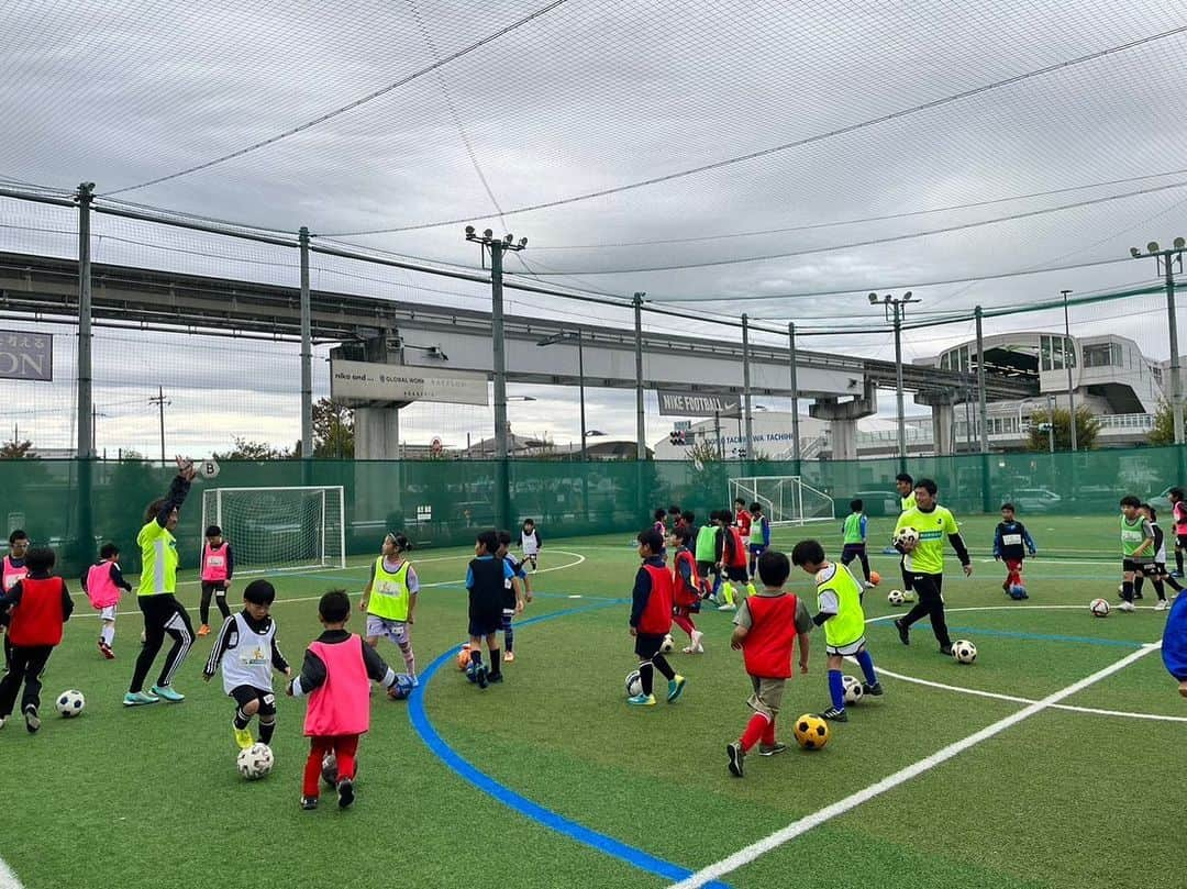 太田吉彰さんのインスタグラム写真 - (太田吉彰Instagram)「『JリーグMYサッカー教室』 明治安田生命サッカー教室  明治安田生命立川支社様主催のサッカー教室に 石川直宏さん・村山祐介さん・石神直哉さん と一緒にJOBコーチとして参加しました。  今日は寒い日でしたが、寒さに負けず子供達が元気に参加してくれて楽しかったです。  明治安田生命 関係者の皆様ありがとうございました！  #明治安田生命 #Jリーグ #JOB #サッカー教室」11月11日 18時33分 - yoshiakiohta09