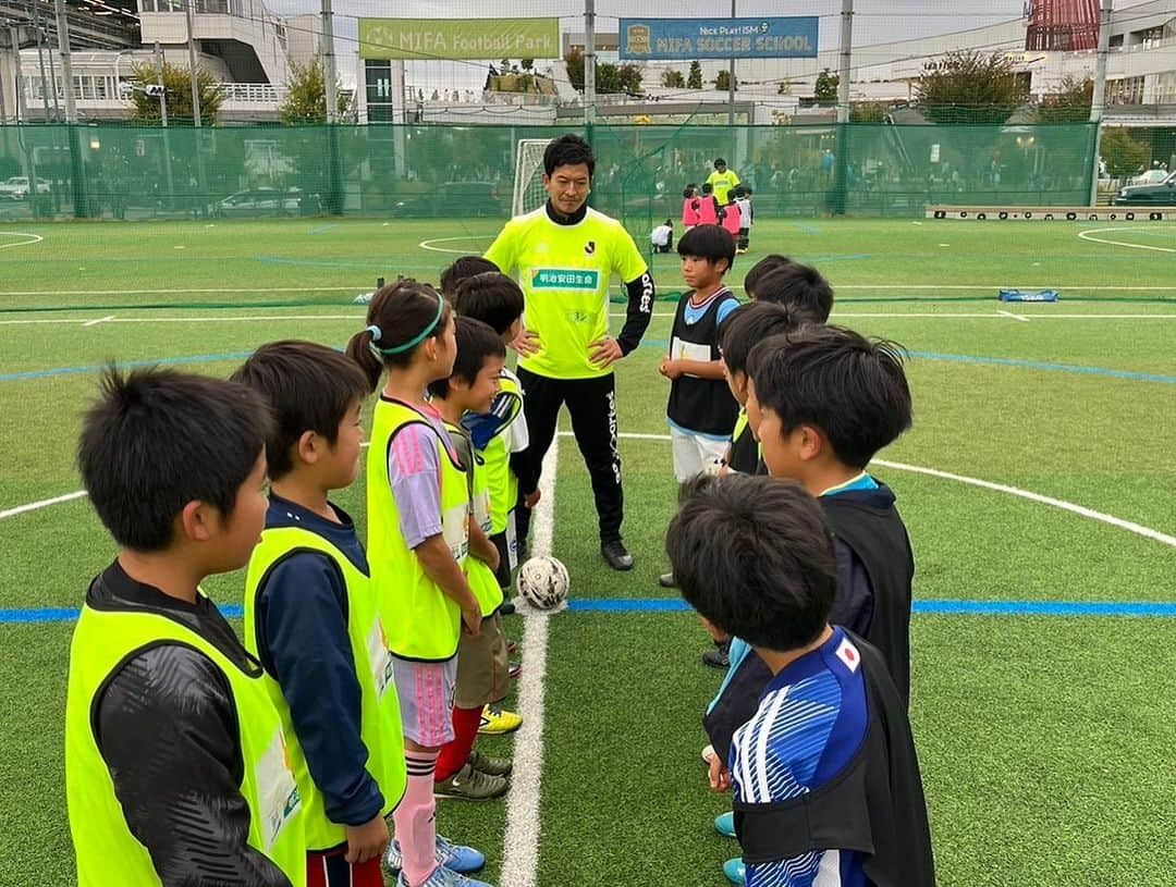 太田吉彰さんのインスタグラム写真 - (太田吉彰Instagram)「『JリーグMYサッカー教室』 明治安田生命サッカー教室  明治安田生命立川支社様主催のサッカー教室に 石川直宏さん・村山祐介さん・石神直哉さん と一緒にJOBコーチとして参加しました。  今日は寒い日でしたが、寒さに負けず子供達が元気に参加してくれて楽しかったです。  明治安田生命 関係者の皆様ありがとうございました！  #明治安田生命 #Jリーグ #JOB #サッカー教室」11月11日 18時33分 - yoshiakiohta09