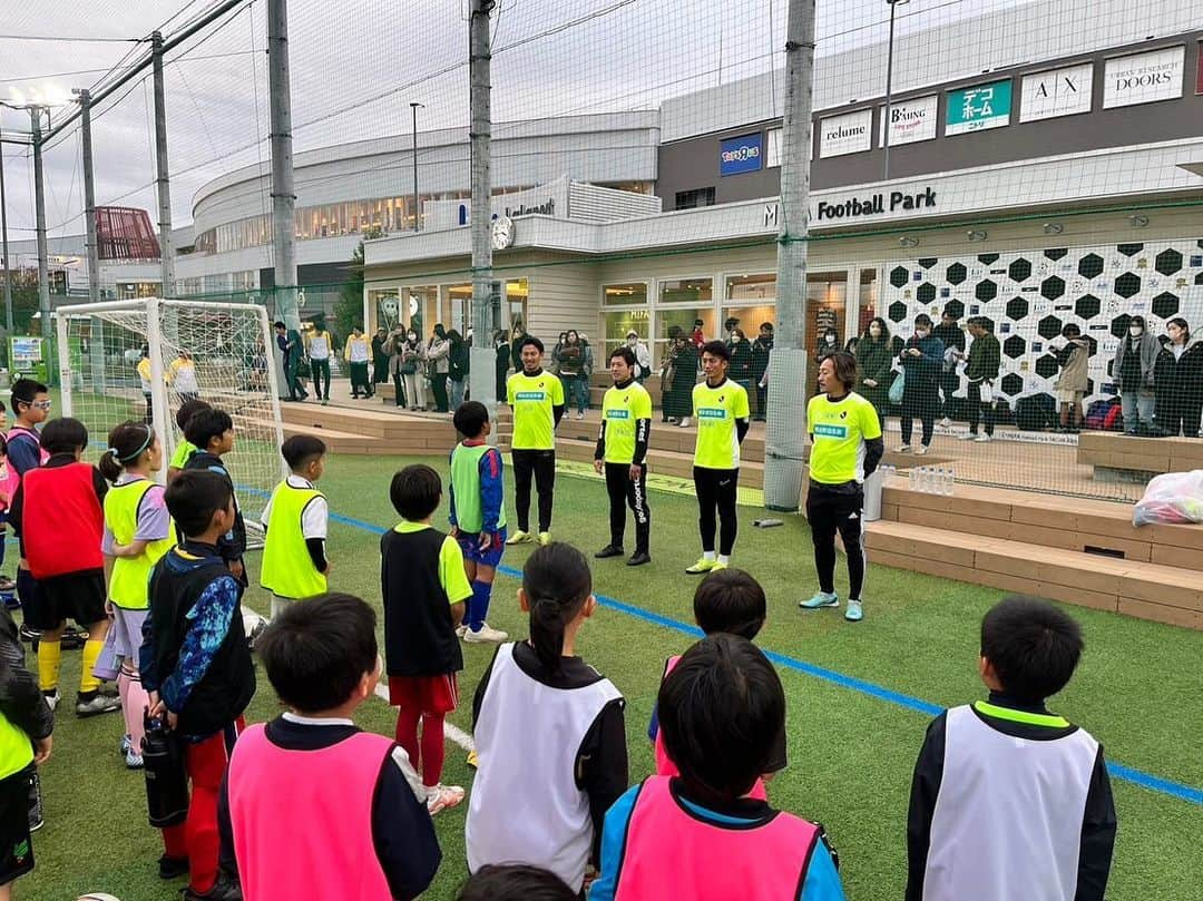 太田吉彰さんのインスタグラム写真 - (太田吉彰Instagram)「『JリーグMYサッカー教室』 明治安田生命サッカー教室  明治安田生命立川支社様主催のサッカー教室に 石川直宏さん・村山祐介さん・石神直哉さん と一緒にJOBコーチとして参加しました。  今日は寒い日でしたが、寒さに負けず子供達が元気に参加してくれて楽しかったです。  明治安田生命 関係者の皆様ありがとうございました！  #明治安田生命 #Jリーグ #JOB #サッカー教室」11月11日 18時33分 - yoshiakiohta09