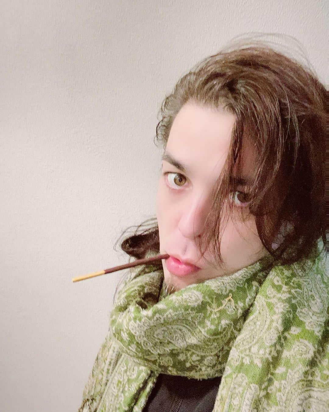 汐崎アイルさんのインスタグラム写真 - (汐崎アイルInstagram)「冬来る、ですねん  ポッキーでカロリー補給じゃい  あぁ冬が来てしまった 久しぶりにゲームオブスローンズ観たい 全部ぶっ通しで  まぁでも 当分落ち着かないのでそのうちでいいか  明日のアイル亭 よろしくお願いしまぁす！！！  #ポッキーの日 #別にトッポの日でもええんやで #甘党じゃなければプリッツでも #てか言い出したモン勝ちやないかい #急に寒い　#冬来たる #ゲームオブスローンズ #数えてるだけで8周は観た #よし明日の準備じゃい #アイルシオザキ」11月11日 18時33分 - ire_shiozaki