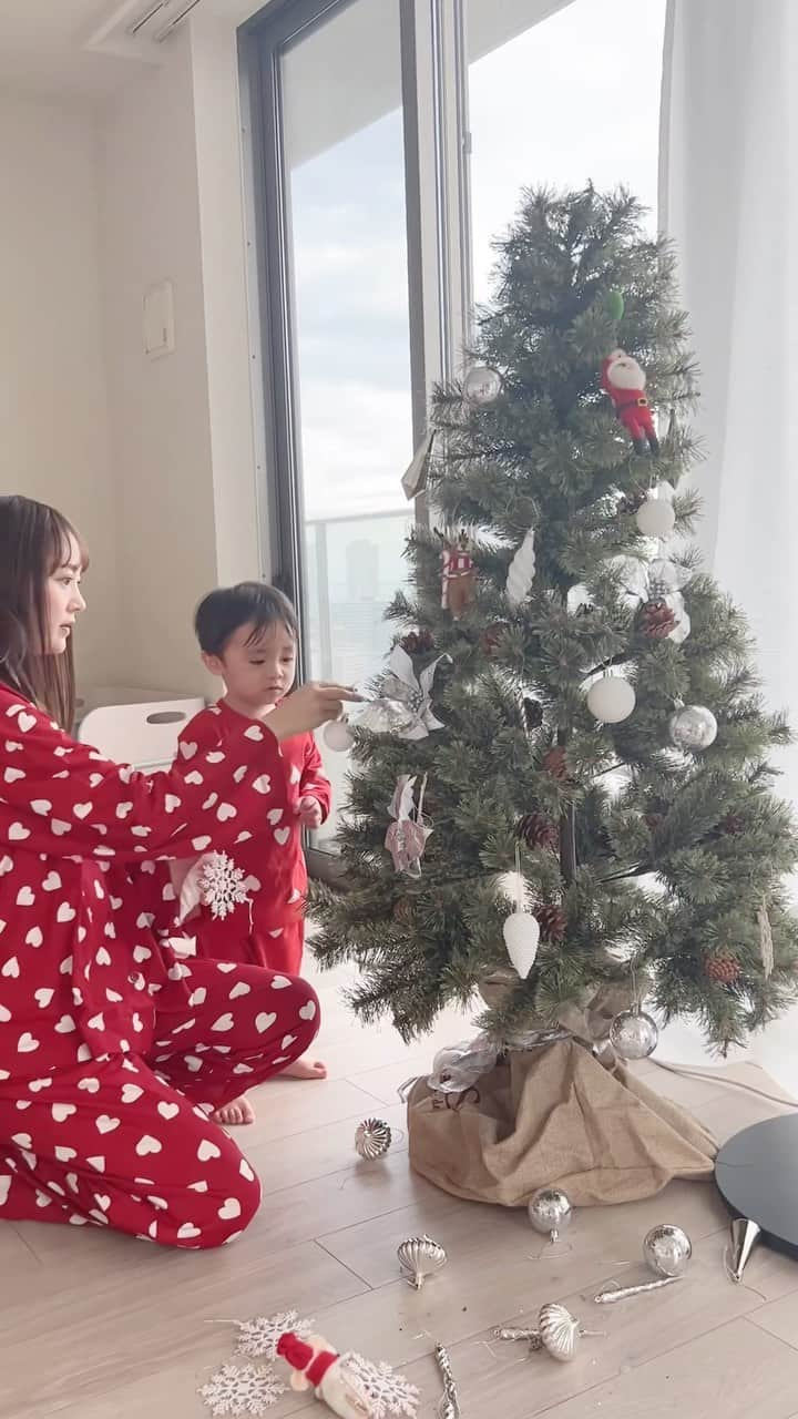 浜田翔子のインスタグラム：「クリスマスツリー🌲飾りつけしたよ⭐️🎄🟡🎀🪽🎠」