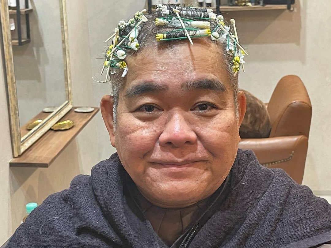 兵動大樹のインスタグラム：「思い立ってパーマあてに来た。」