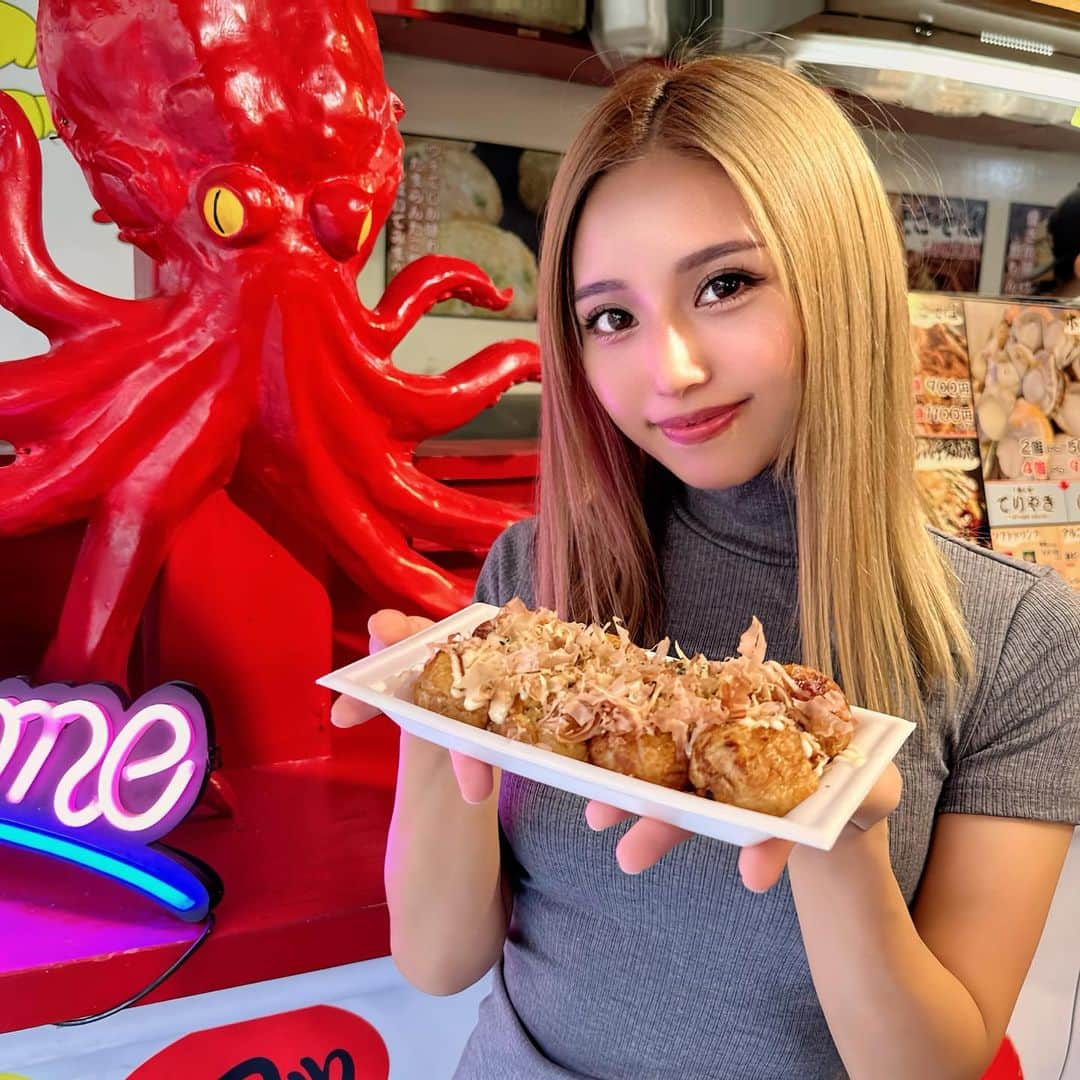 なーちゃんのインスタグラム：「・ たこ焼き巡り🐙 ここのたこ焼きは塩がおすすめだよ😉🧂 ・ 大阪のたこ焼きってとろとろで美味しい😋 カリカリのも好きだけどね💕💕 ・ ・ ・ #たこ焼き #たこ焼き屋 #たこやき #大阪グルメ #大阪観光 #大阪ランチ #アメ村」