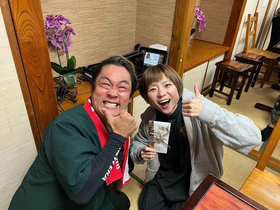 かこのインスタグラム：「第13回ガオウ🦁🔥ペアチームリベンジマッチ戦inまさ坊さん🍣 MAXさんは本当に尊敬できる大先輩😭そして私にとって太陽のような存在🌞常に感謝でいっぱい。 武士殿とあこチーム⚔️優勝賞金ちょうだいって！！笑 面白くて撮ってしまった😂 そしてまさ坊さんのお寿司の美味しさ…感動した…戦い終わってからも普通に食べた…たくさんのお寿司を握ってくださりありがとうございました🙇 MAXさんのサプライズもしたよ🎂✨ #ガオウ #まさ坊 #お寿司 #sushi #大食い #はらぺこツインズ #双子 #먹방 #대식가 #먹팔 #먹팔해요 #먹스타그램 #대식가 #mukbank #大胃王 #モッパン #ความตะกละ  #Gula」