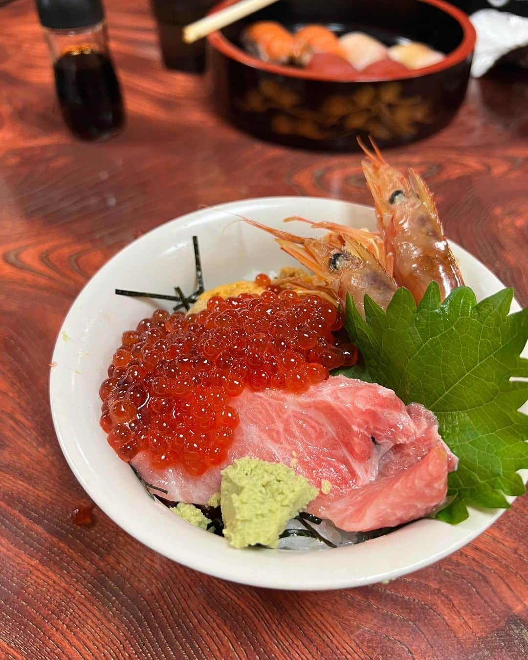 かこさんのインスタグラム写真 - (かこInstagram)「まさ坊さん🍣何この宝石箱😭😭😭光り輝きすぎて眩しすぎる🥹✨戦い終わったあとに食べた！！お寿司めっちゃ食べたあとやったけどめちゃくちゃ美味しかった😭💓空腹やったらどんなに美味しいことか！！笑 もう大トロがやばすぎる🥹🥹🥹🥹からのまさ坊さんから追いいくら🥹💓めちゃくちゃ美味しかったな…まだ食べたいな… #まさ坊 #群馬 #群馬グルメ #お寿司 #海鮮丼 #いくら #海鮮 #sushi #大食い #はらぺこツインズ #双子 #먹방 #대식가 #먹팔 #먹팔해요 #먹스타그램 #대식가 #mukbank #大胃王 #モッパン #ความตะกละ  #Gula」11月11日 18時41分 - harapeko__kako