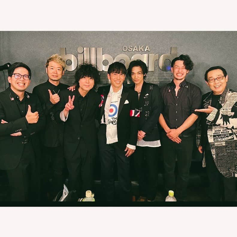 成田昭次さんのインスタグラム写真 - (成田昭次Instagram)「Congratulations  YOHITO TERAOKA 30th Anniversary Live 2023 Billboard Live 東京&大阪 呼人さんおめでとうございました！ 皆さんありがとうございました！ 呼人さんが『幸せです』と言ってくれたので、大成功ですよね 2人きりで真っ向勝負の回あり、ゲストとのお祭り回あり、毎回が愛に溢れたハートフルステージ💓 圧巻のさだまさしさん、さすがの本家ゆずさん、和也、健一、耕陽&バンドメンバーも最高でした！  まだ復帰3年目の成田ですが、この先5年、10年と続けていつかこんなAnniversary Live が出来るようになりたいです  そしていよいよ来週11/17(金)はロックオンの2nd Album「Don’t Worry Baby」発売です！ アルバムより「LIFE」「ねぇ、そろそろ」「Go To Hell」は先行配信中💿 とにかく僕らの楽しいが詰まったワチャワチャアルバム、期待して下さい🤘  #MCは #毎回準備してます #なのに #何ででしょう？」11月11日 18時54分 - naritashoji.guitar