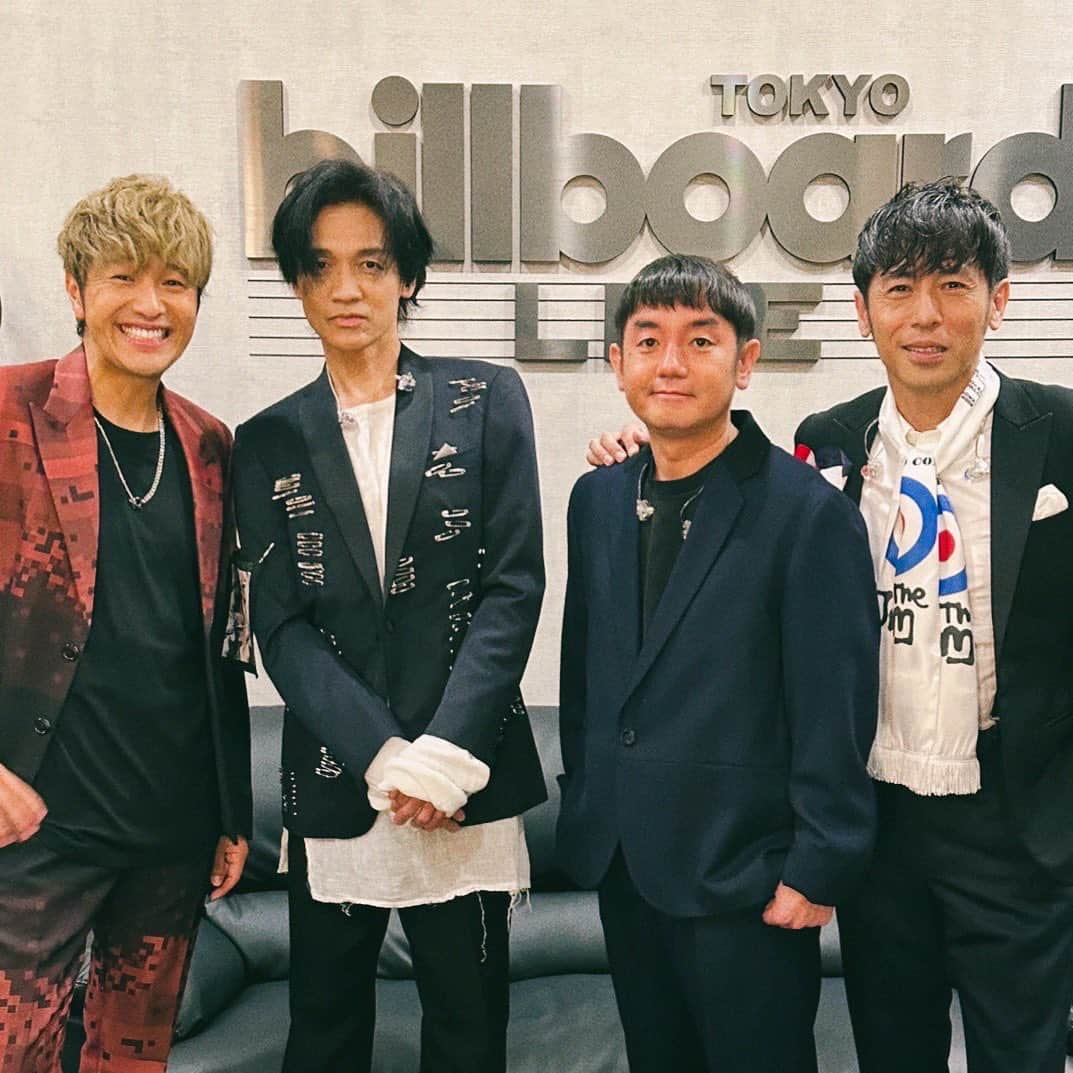 成田昭次さんのインスタグラム写真 - (成田昭次Instagram)「Congratulations  YOHITO TERAOKA 30th Anniversary Live 2023 Billboard Live 東京&大阪 呼人さんおめでとうございました！ 皆さんありがとうございました！ 呼人さんが『幸せです』と言ってくれたので、大成功ですよね 2人きりで真っ向勝負の回あり、ゲストとのお祭り回あり、毎回が愛に溢れたハートフルステージ💓 圧巻のさだまさしさん、さすがの本家ゆずさん、和也、健一、耕陽&バンドメンバーも最高でした！  まだ復帰3年目の成田ですが、この先5年、10年と続けていつかこんなAnniversary Live が出来るようになりたいです  そしていよいよ来週11/17(金)はロックオンの2nd Album「Don’t Worry Baby」発売です！ アルバムより「LIFE」「ねぇ、そろそろ」「Go To Hell」は先行配信中💿 とにかく僕らの楽しいが詰まったワチャワチャアルバム、期待して下さい🤘  #MCは #毎回準備してます #なのに #何ででしょう？」11月11日 18時54分 - naritashoji.guitar