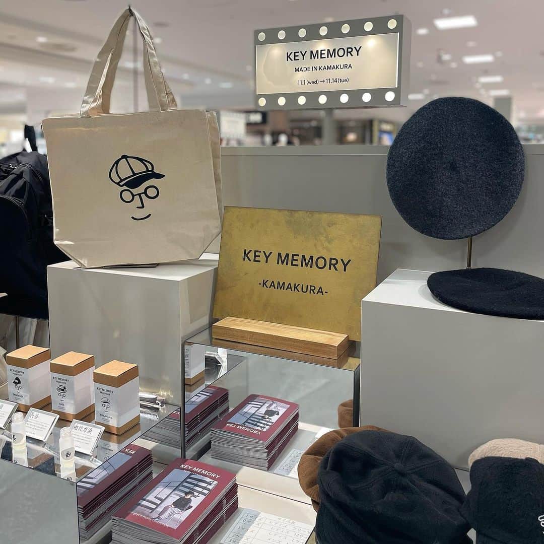 大丸神戸店のモノとコトのインスタグラム：「. 鎌倉〈KEYMEMORY〉POP-UP SHOP👓🧢 📅11月14日(火)まで 📍3階 中央イベントスペース  "鎌倉の特別な時間"をコンセプトに、日々の生活をリラックスして過ごせるアイテムを展開するユニセックスファッションブランド🌱  今回のイベントでは、2023年新作の秋冬商品に加えて、大丸神戸店先行発売商品も販売いたします☺️✨  顔のモチーフがとっても可愛いですよね👓🩵 服だけではなく、トートバッグやフレグランスなどもございますので、ぜひ店頭でチェックしてください🌟  #大丸神戸 #大丸神戸店 #大丸 #神戸 #元町 #神戸大丸 #daimarukobe #kobe #KEYMEMORY #キーメモリー #鎌倉 #期間限定ショップ」